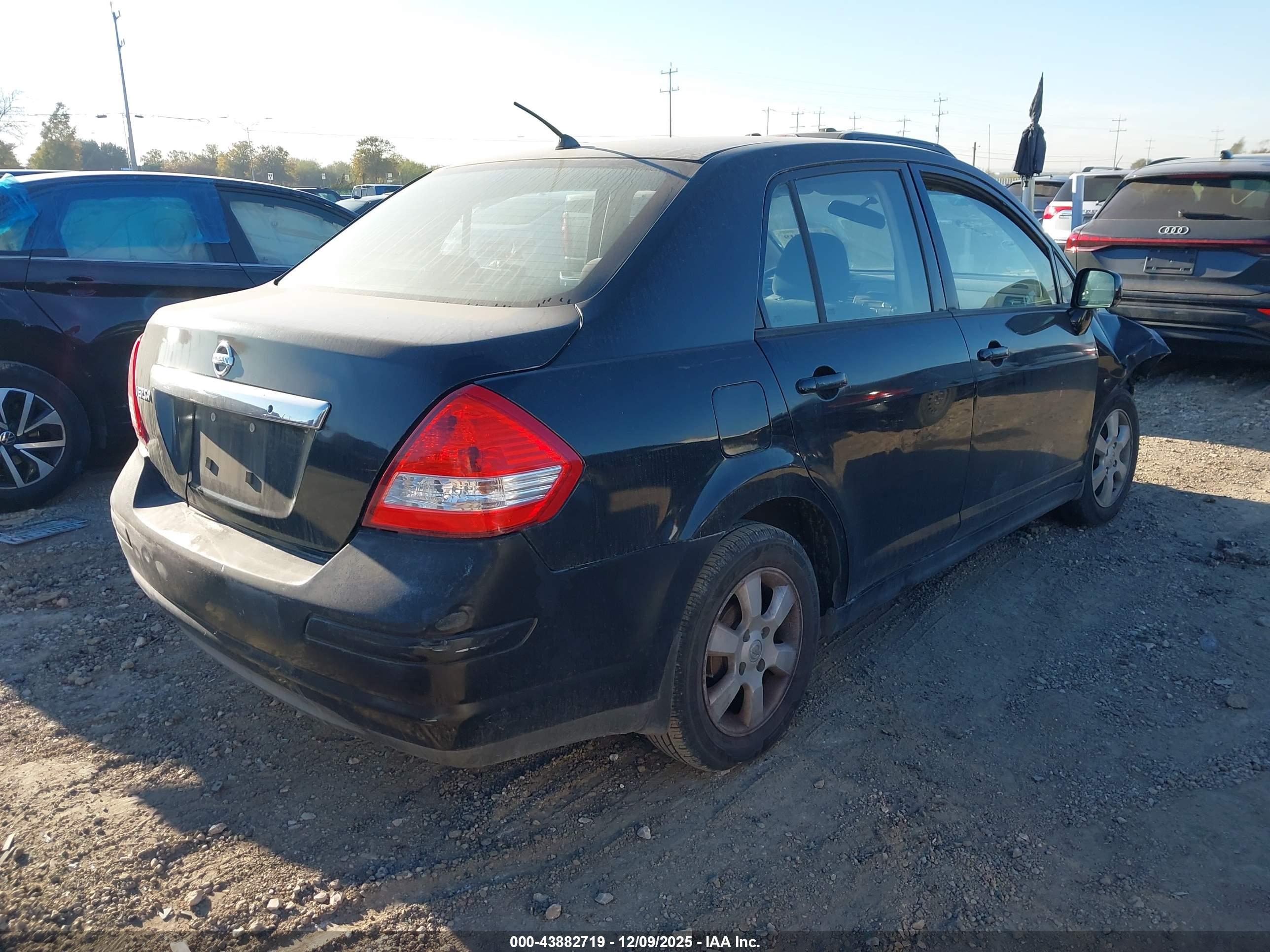 NISSAN VERSA image 4