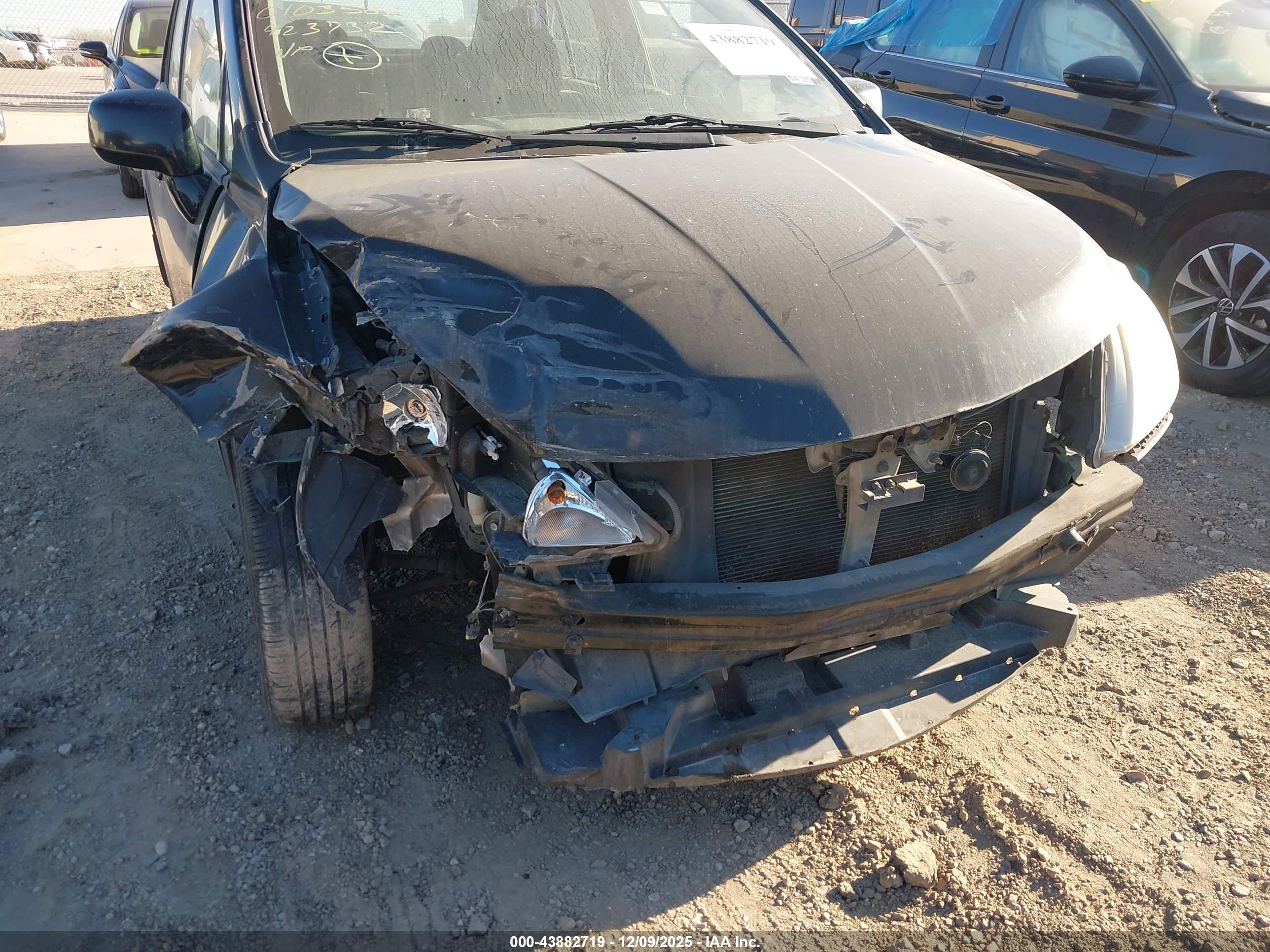 NISSAN VERSA image 6