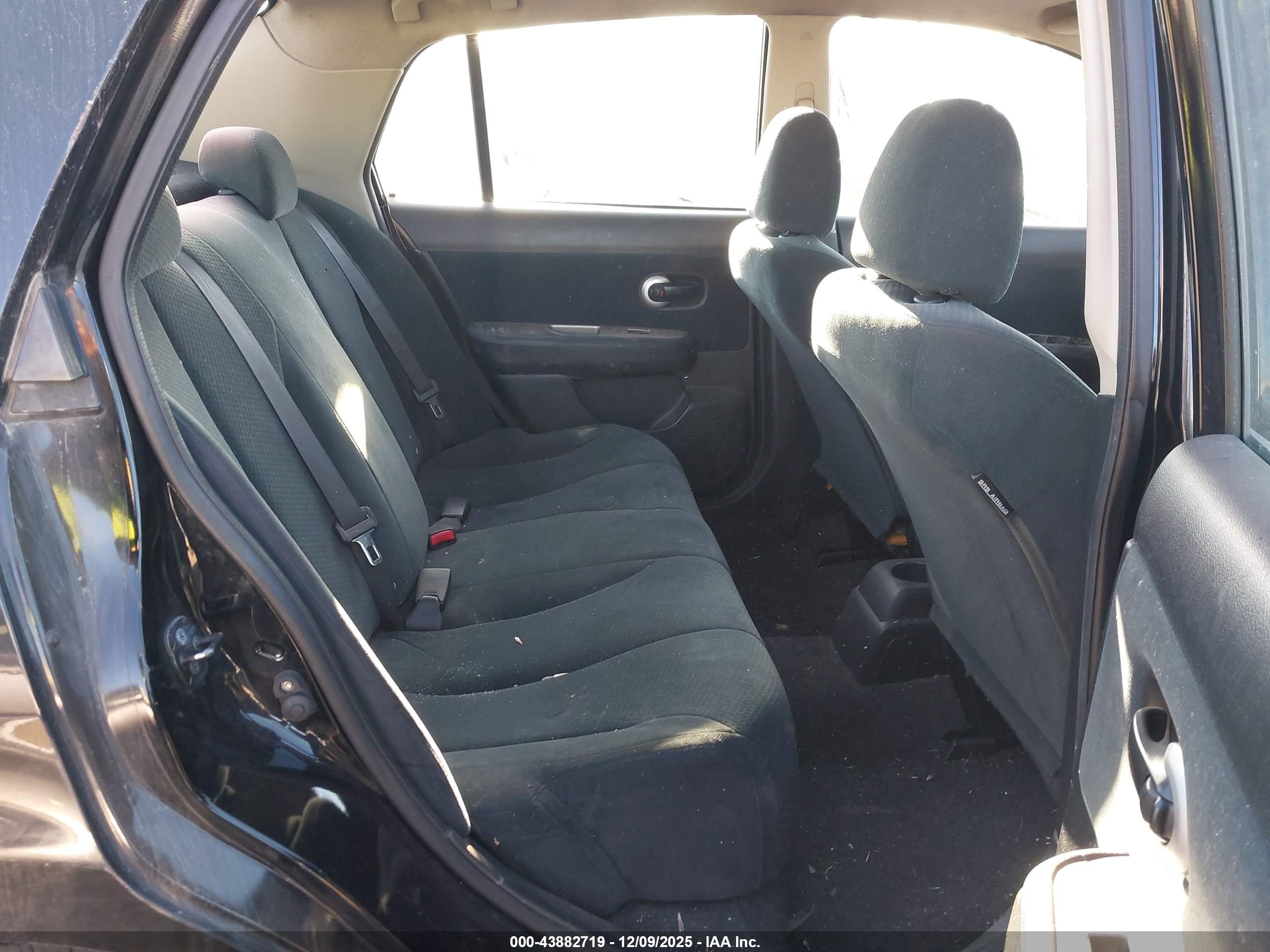 NISSAN VERSA image 8