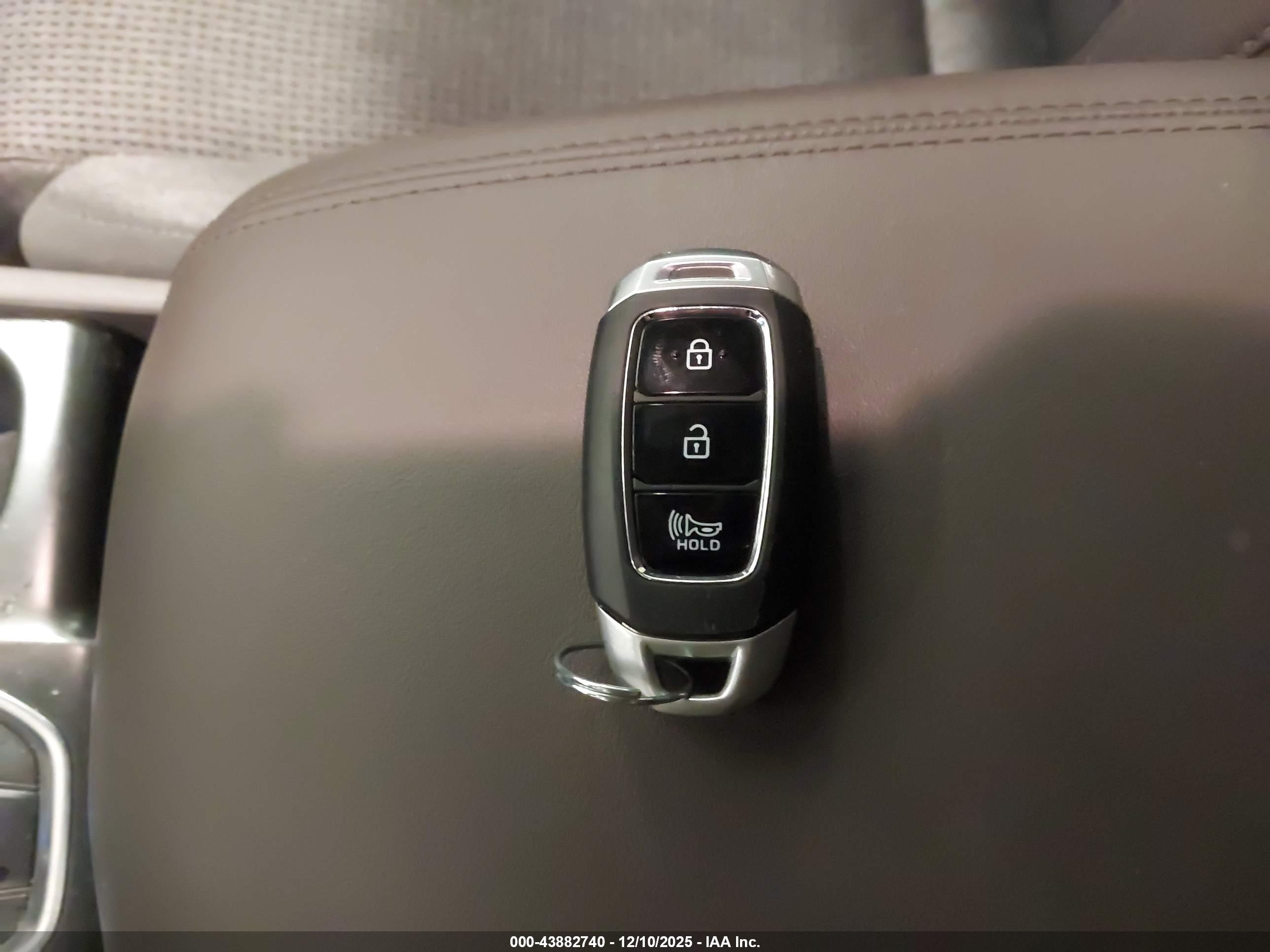 HYUNDAI SANTA image 11