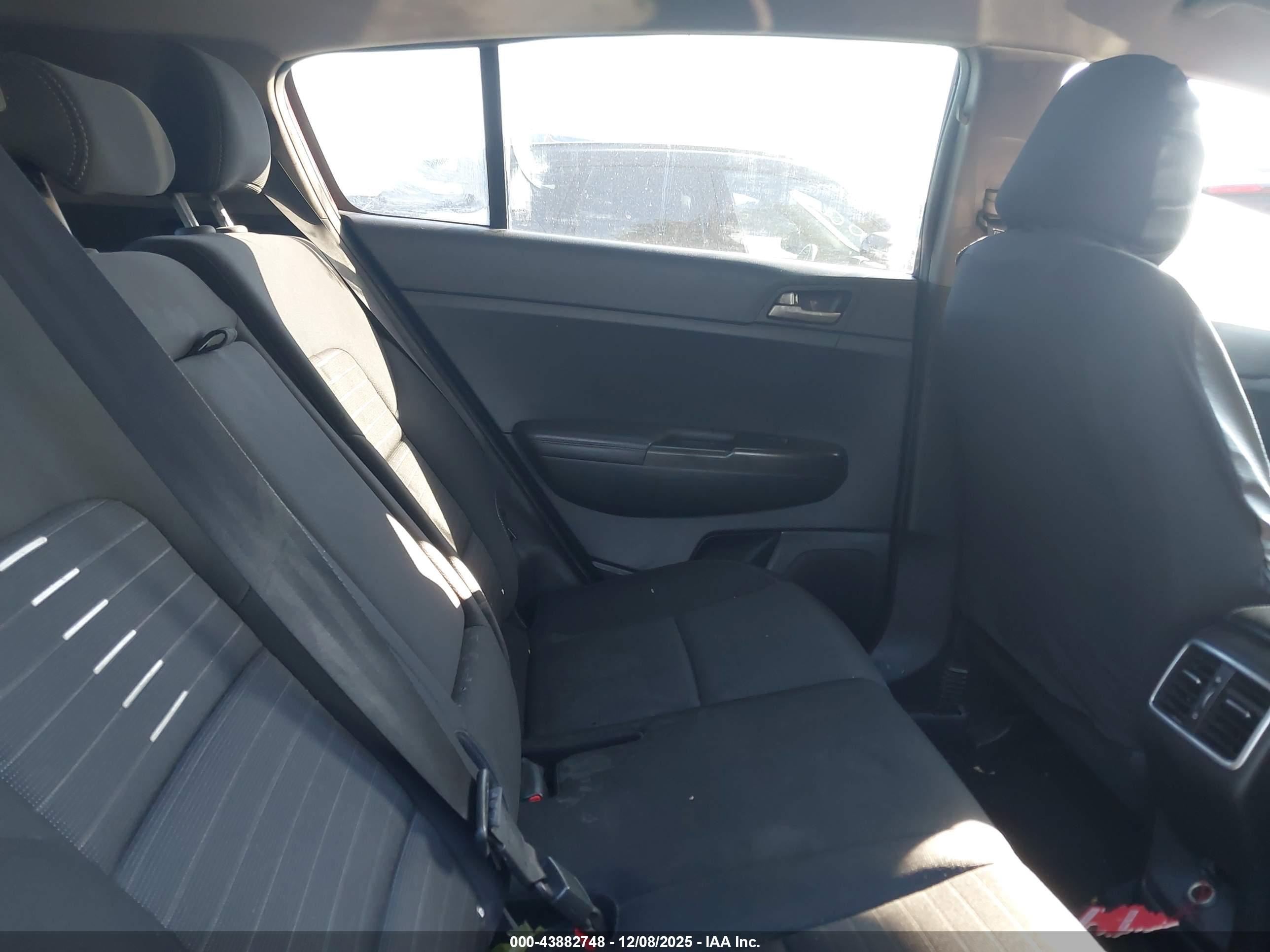 KIA SPORTAGE image 8