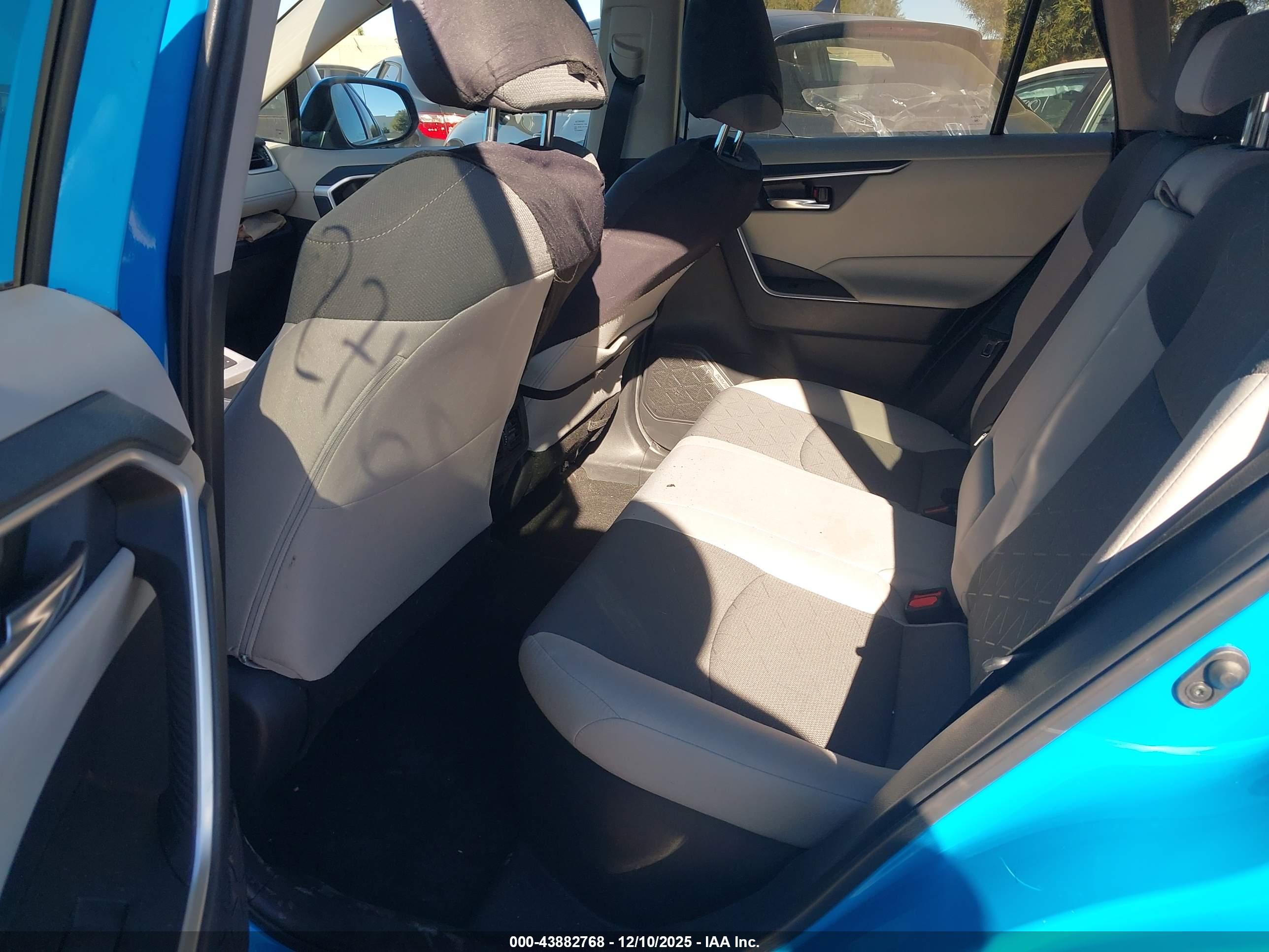 TOYOTA RAV4 image 8