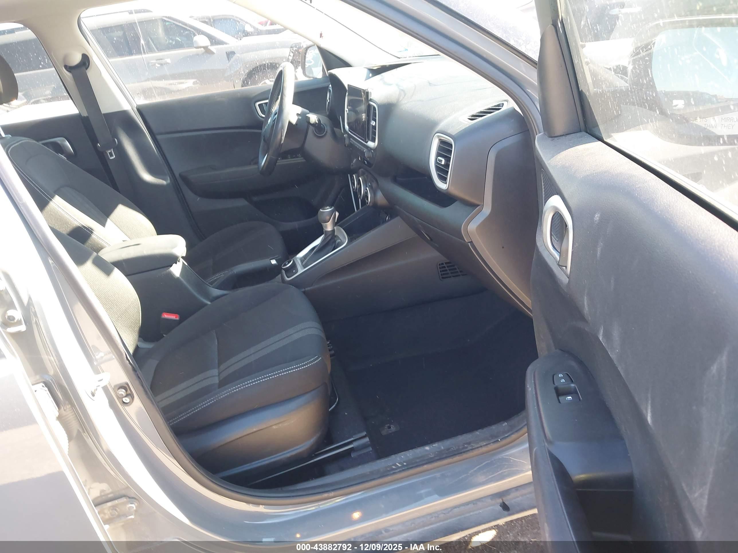 HYUNDAI VENUE image 5