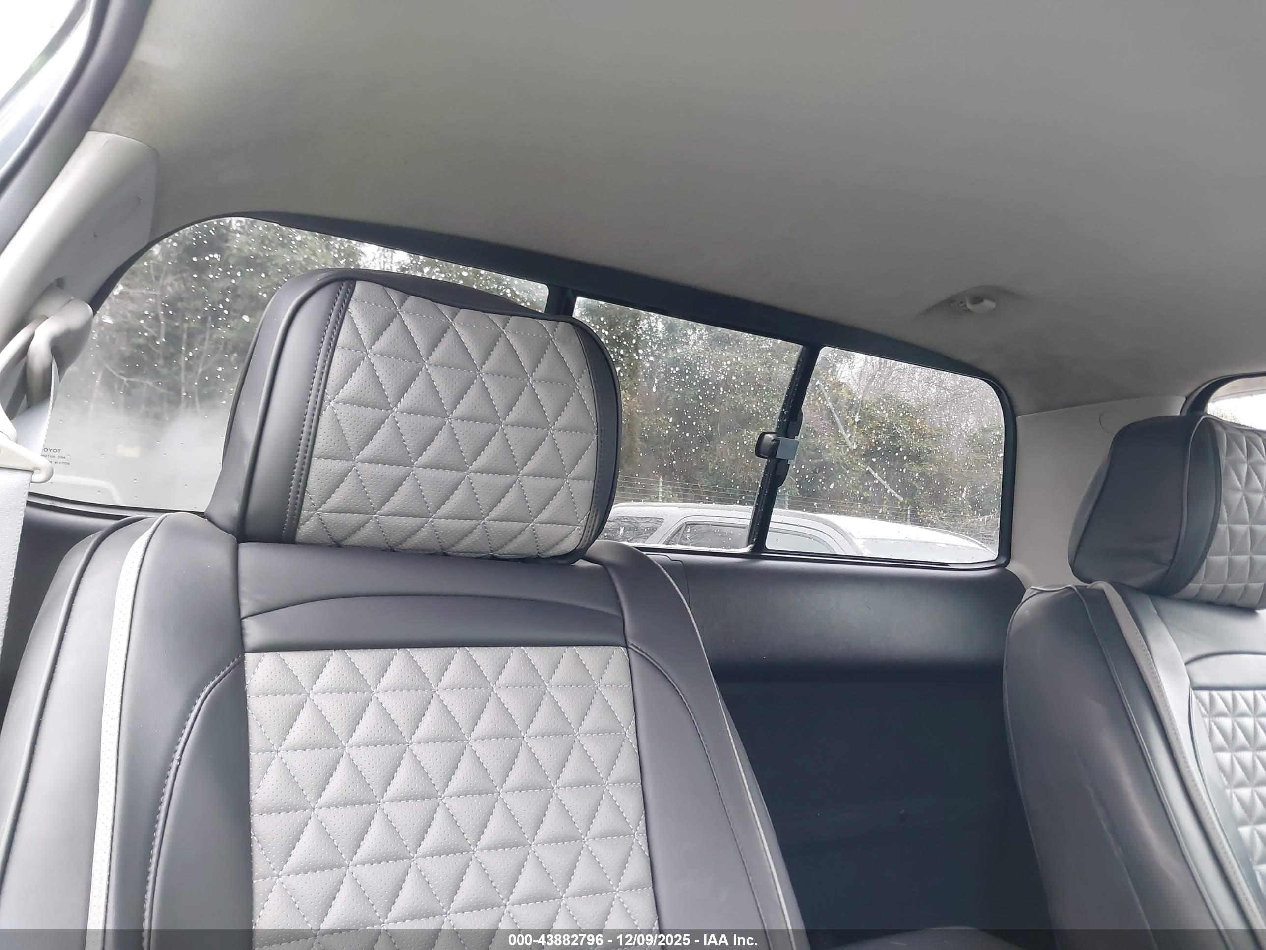 TOYOTA TUNDRA image 8