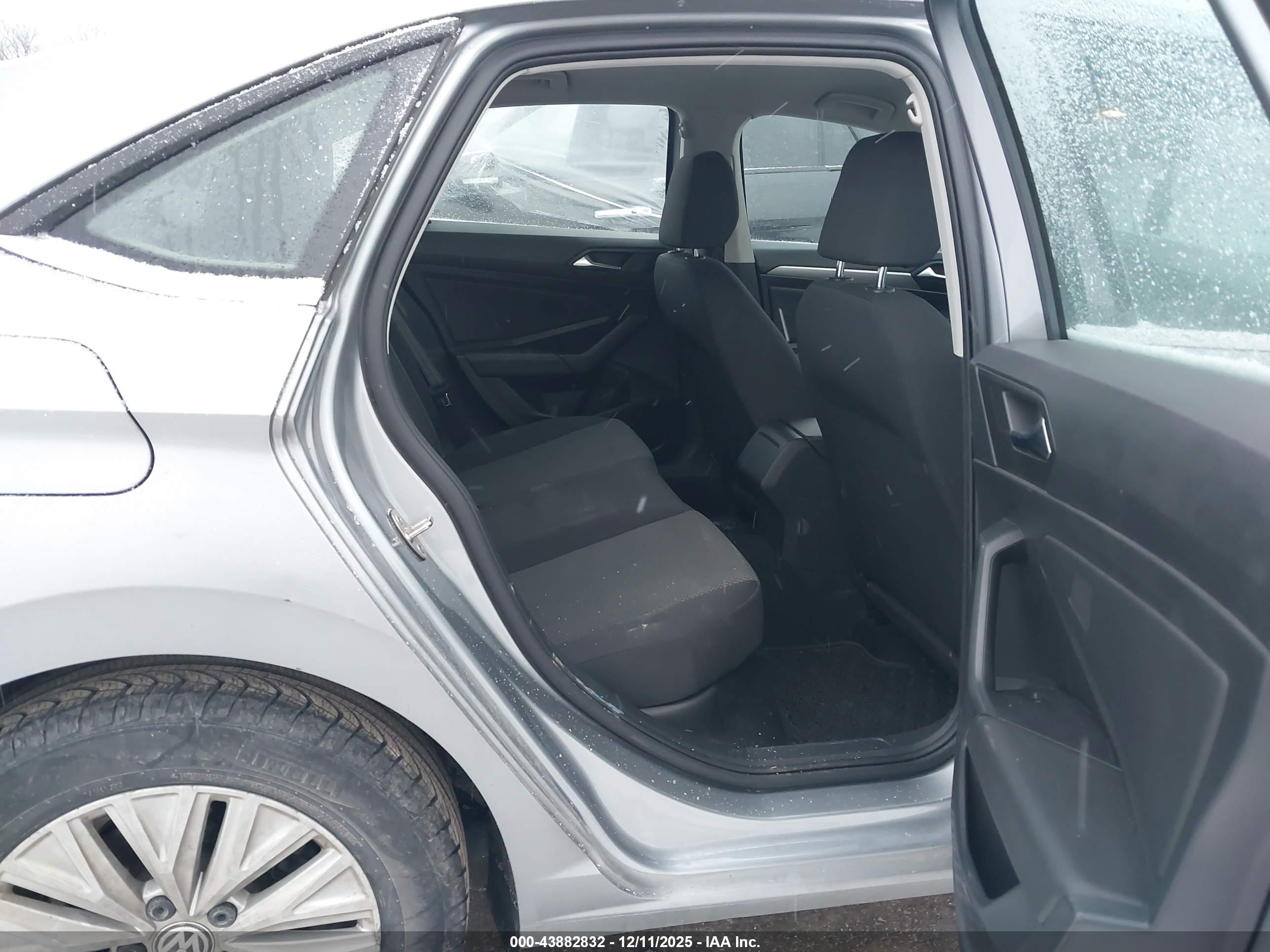 VOLKSWAGEN JETTA image 8