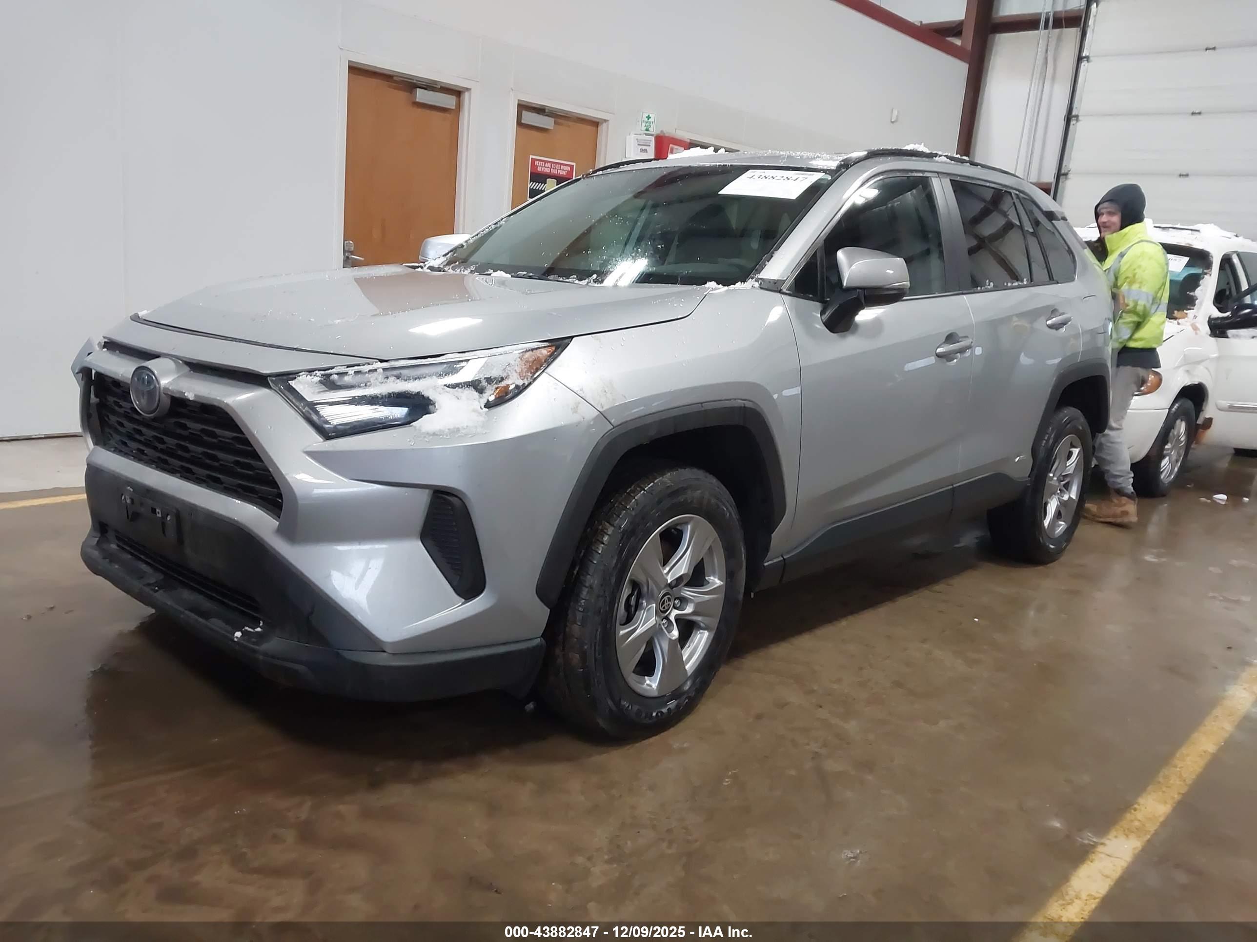TOYOTA RAV4 image 2