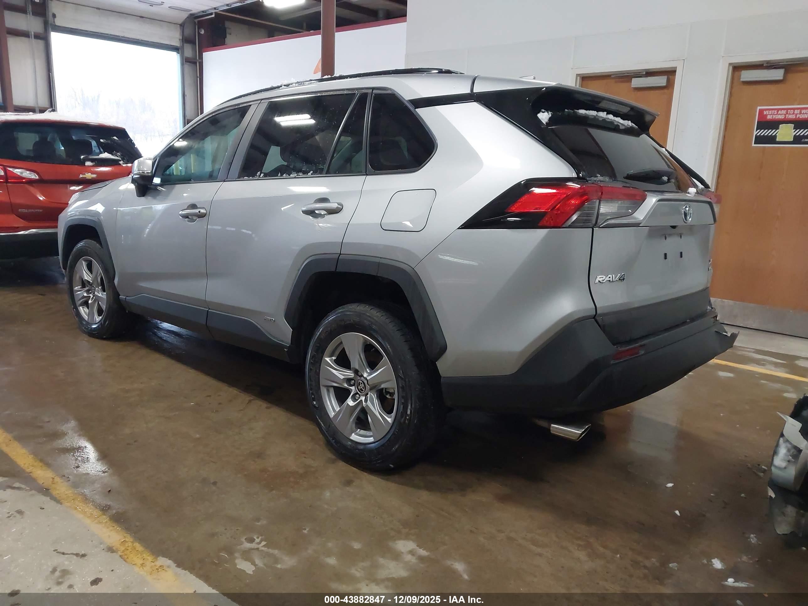 TOYOTA RAV4 image 3
