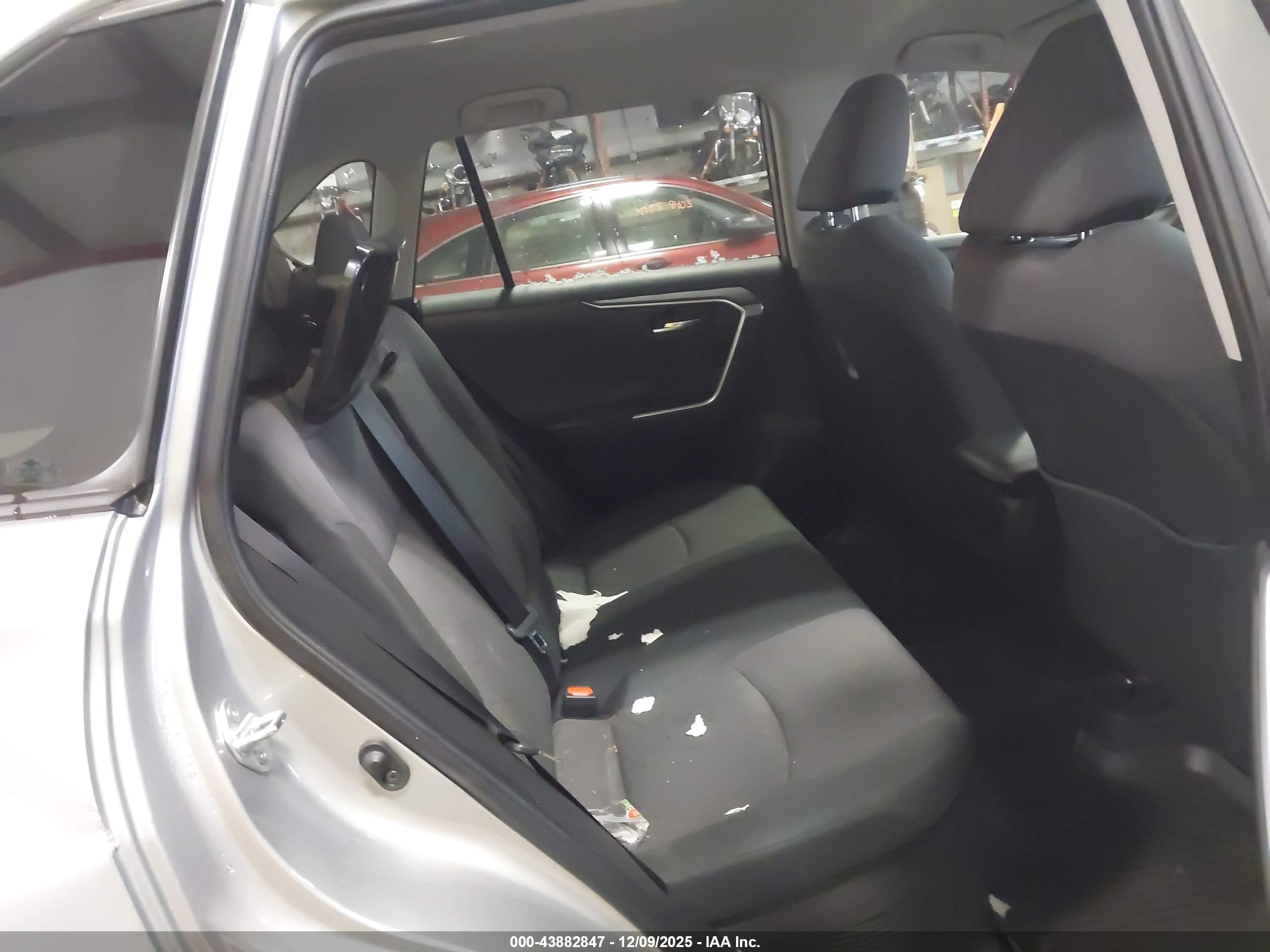 TOYOTA RAV4 image 8