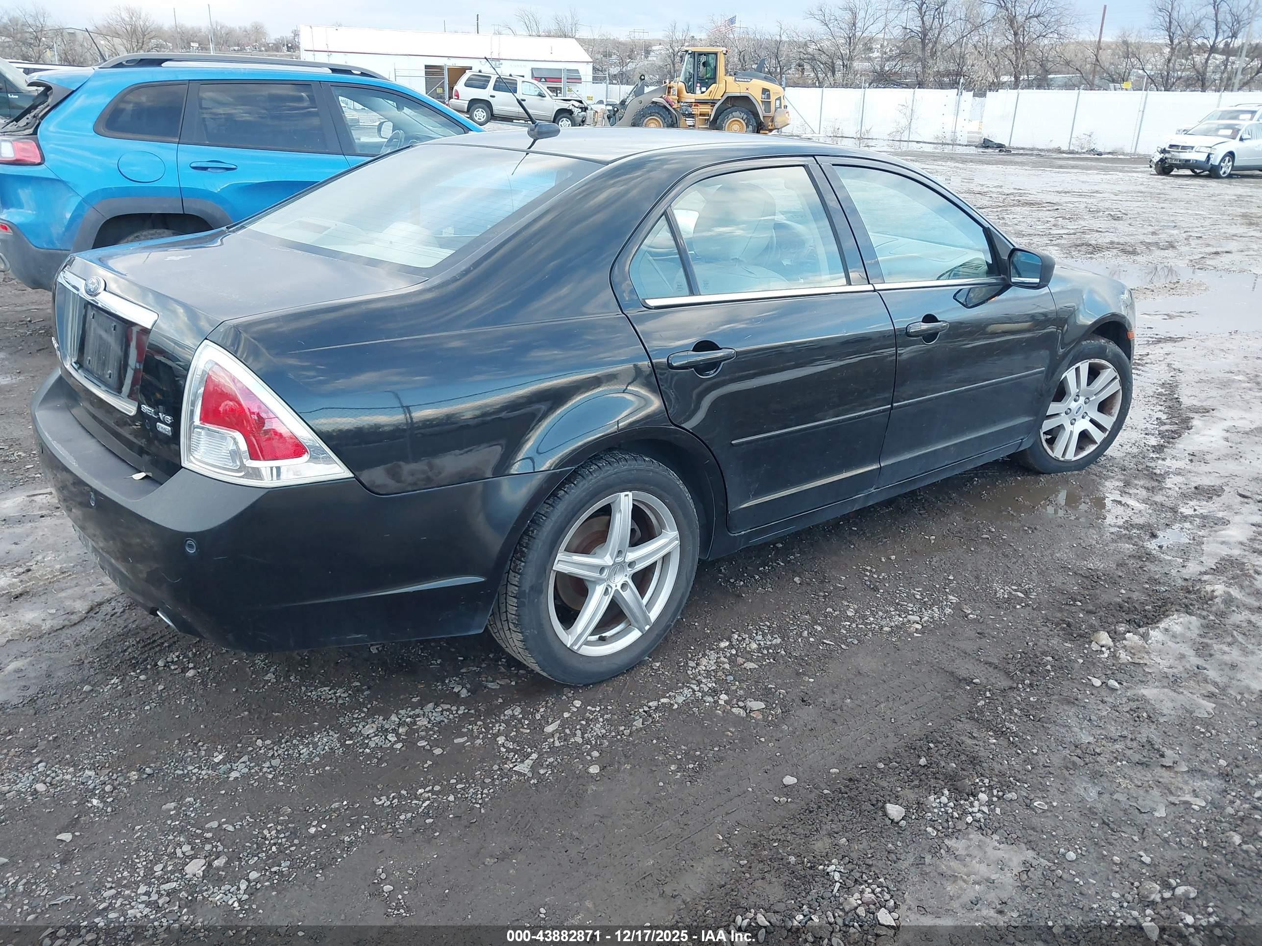 FORD FUSION image 4