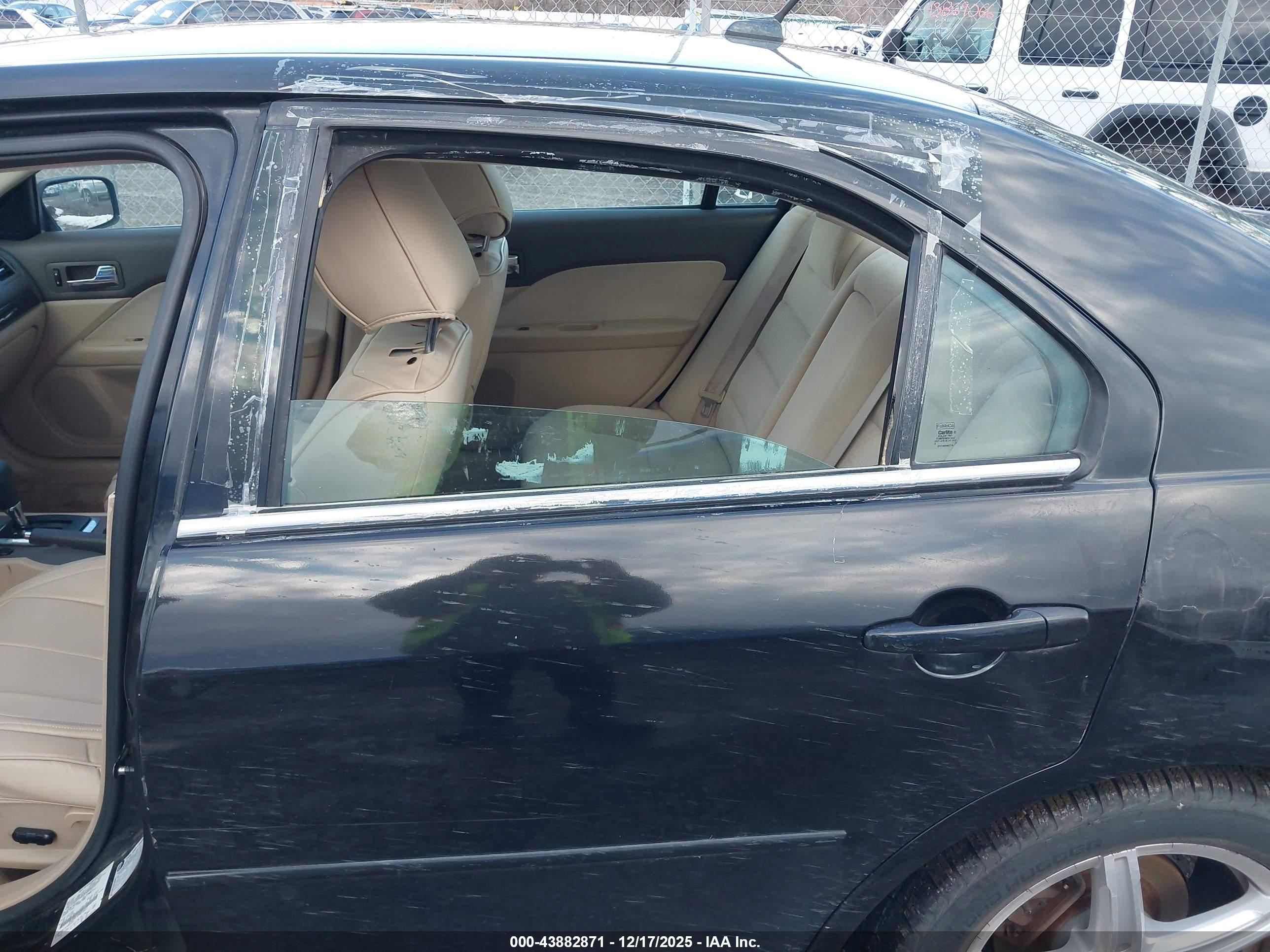 FORD FUSION image 6