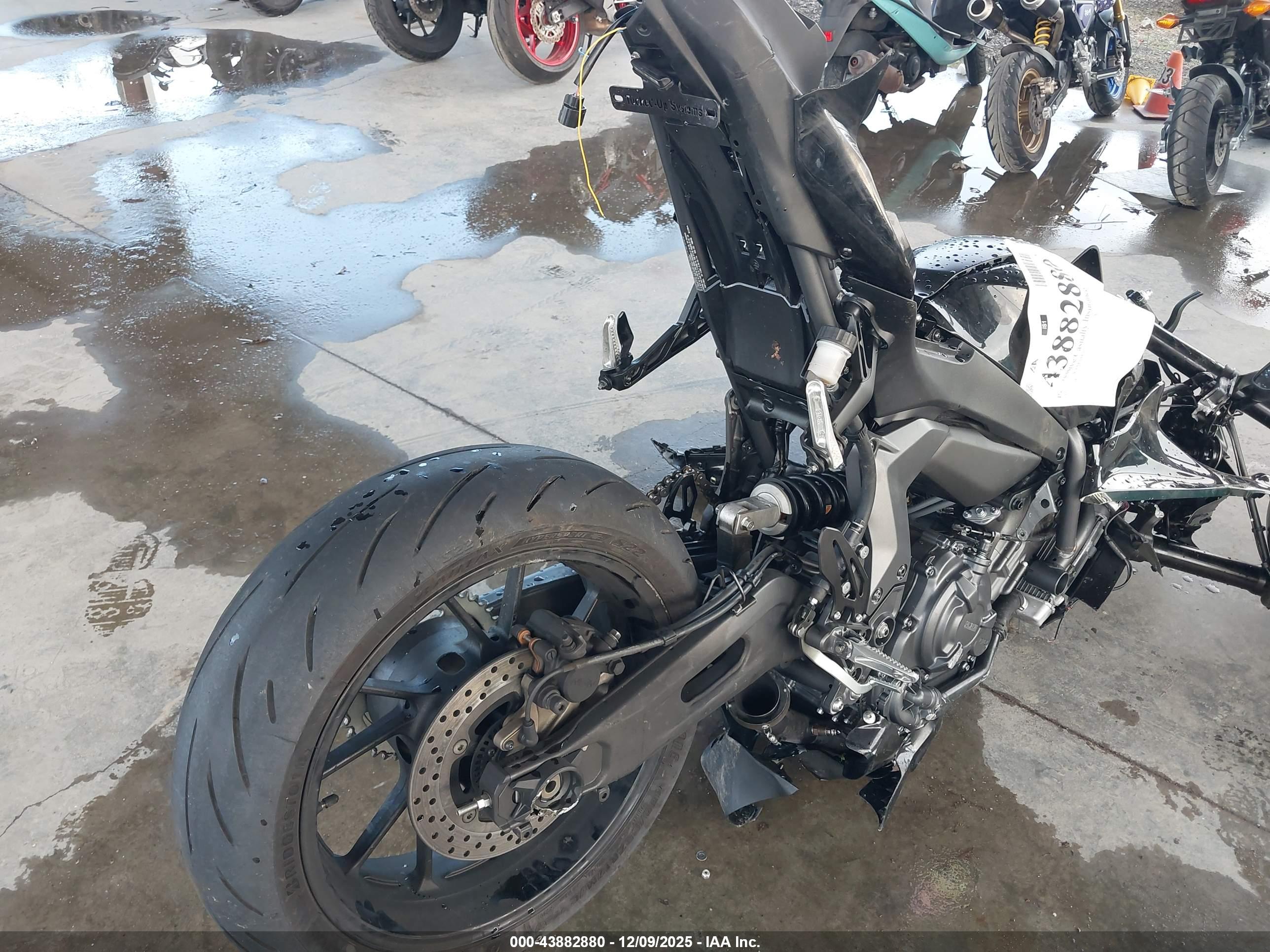 YAMAHA YZFR7 image 4