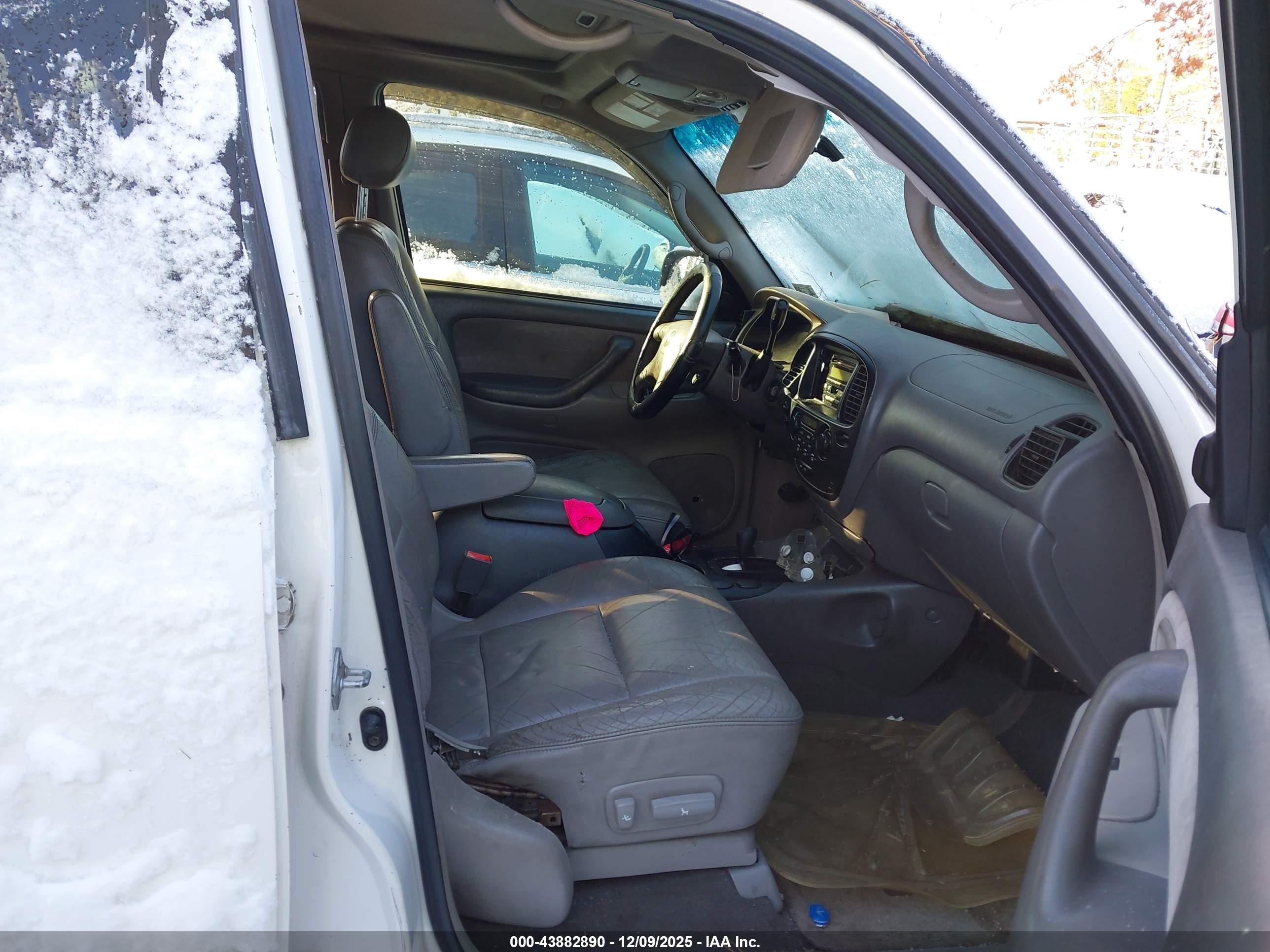 TOYOTA SEQUOIA image 5