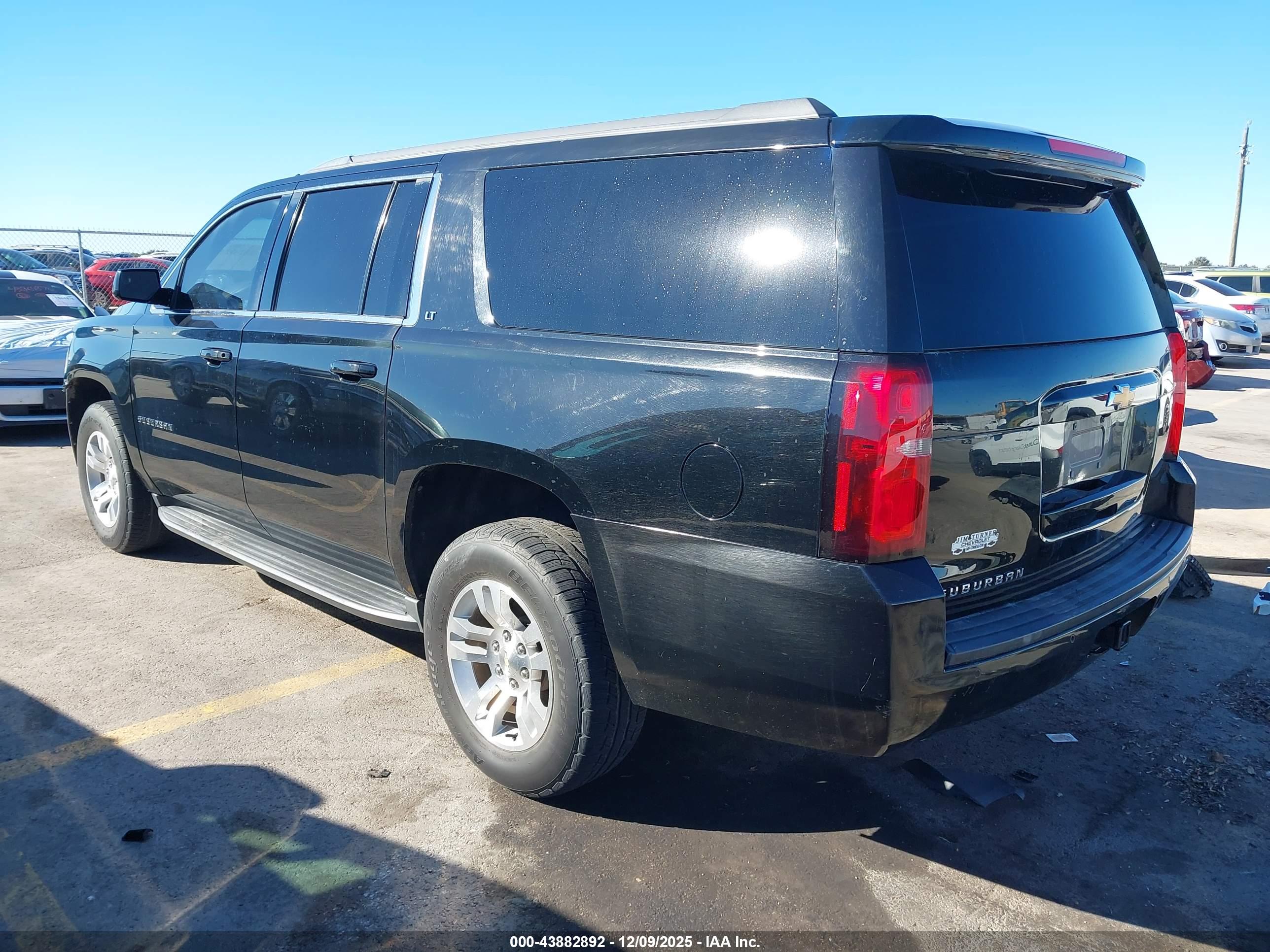CHEVROLET SUBURBAN image 3