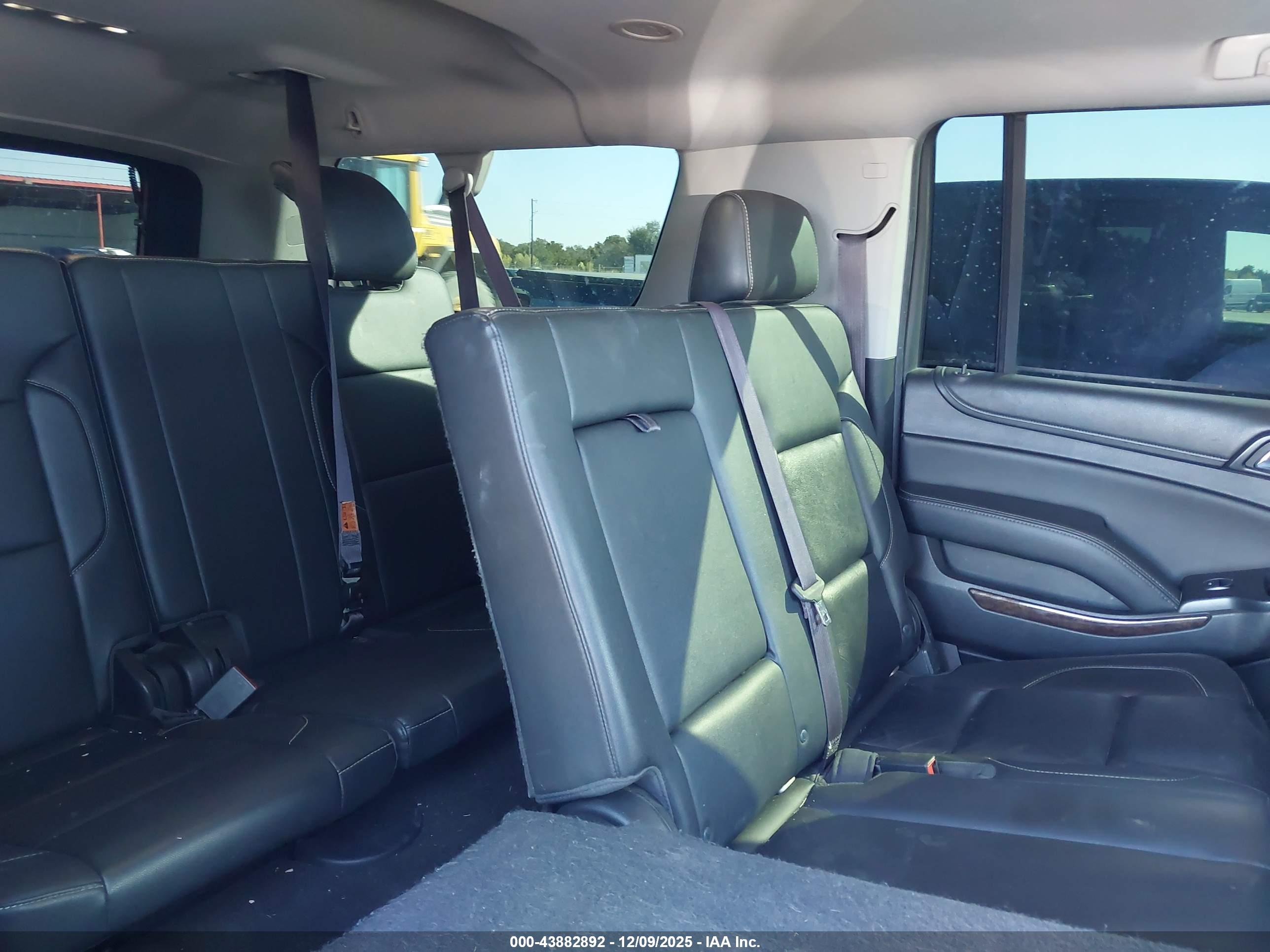 CHEVROLET SUBURBAN image 8