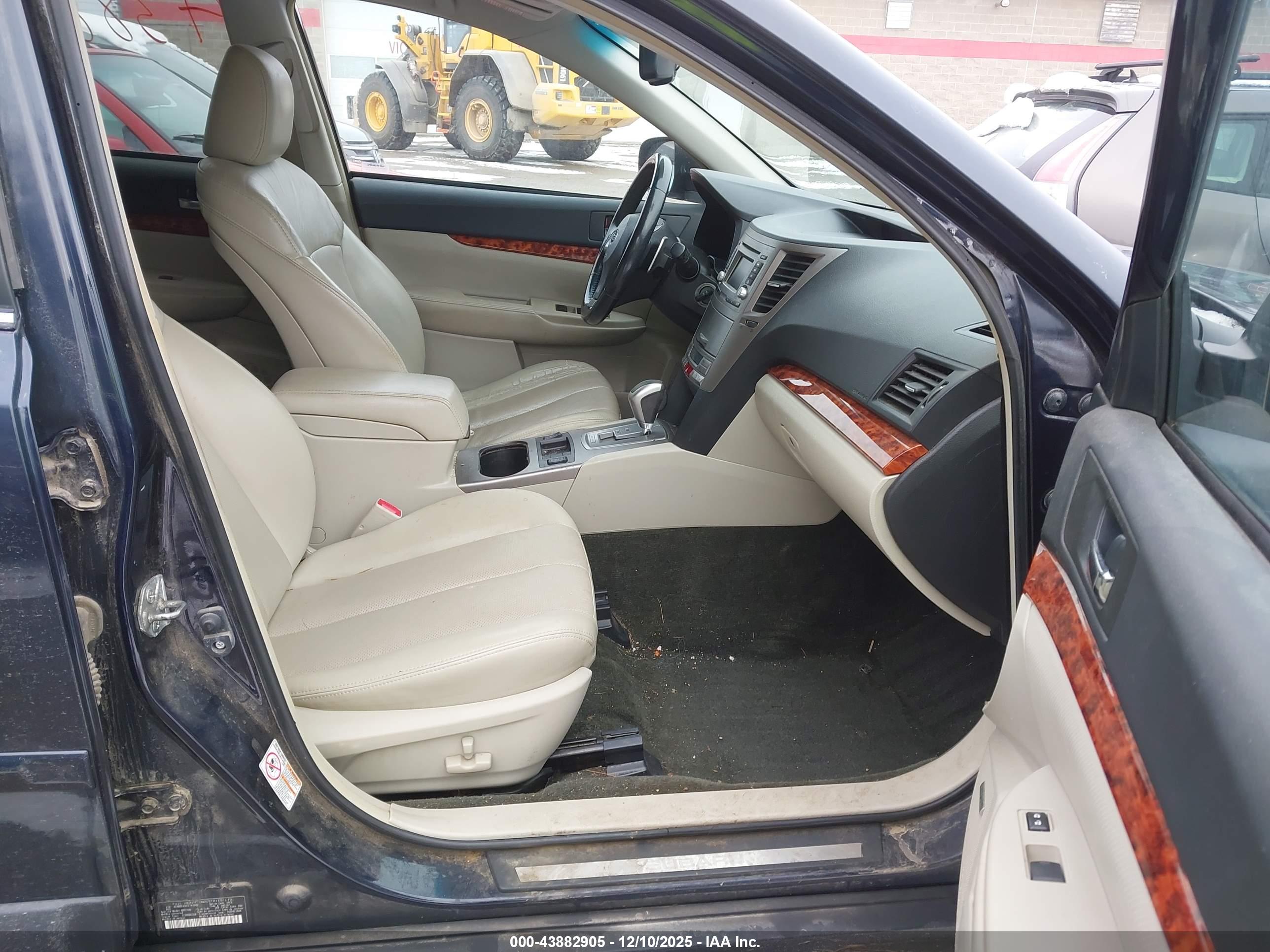 SUBARU OUTBACK image 5