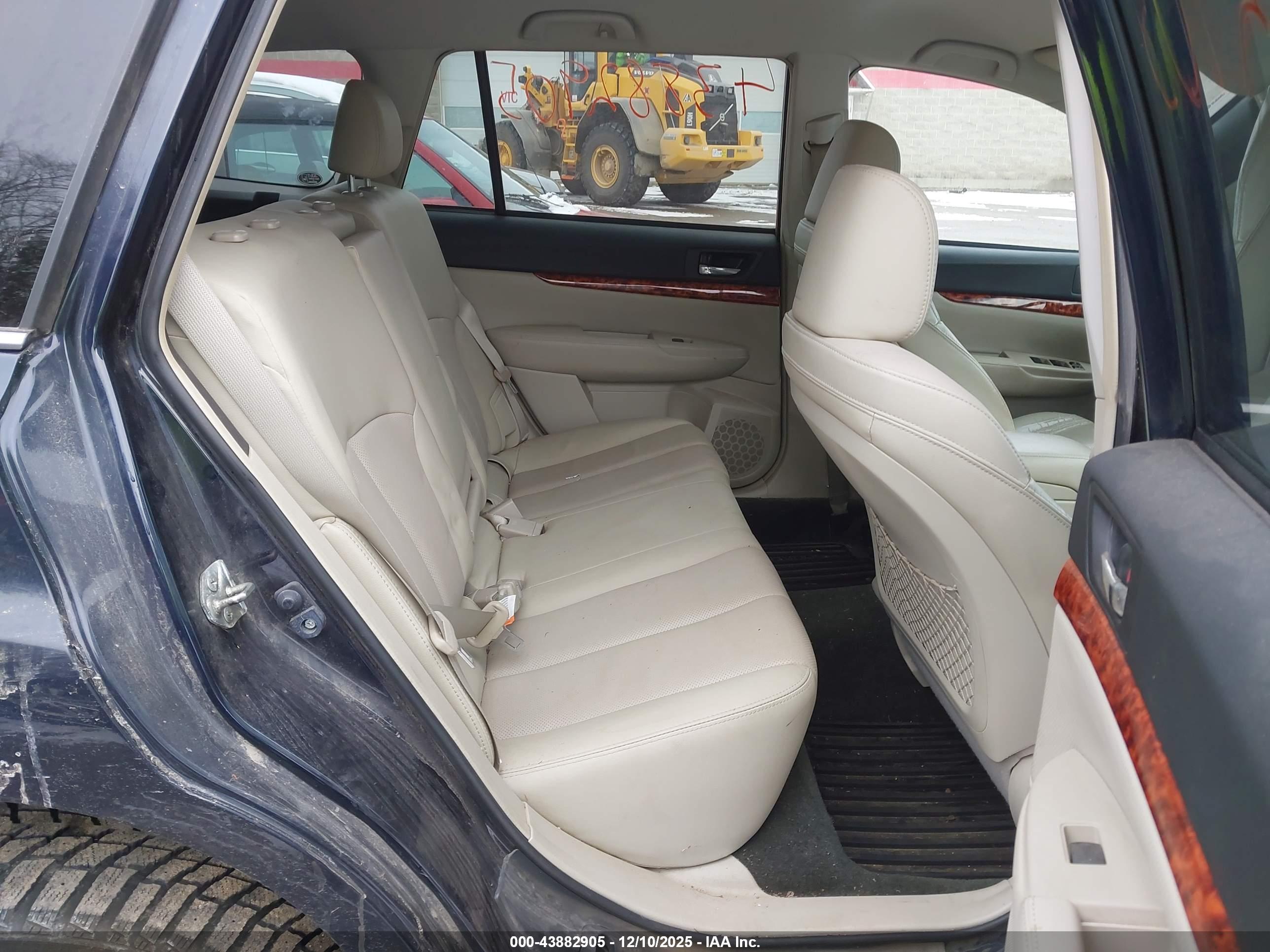 SUBARU OUTBACK image 8