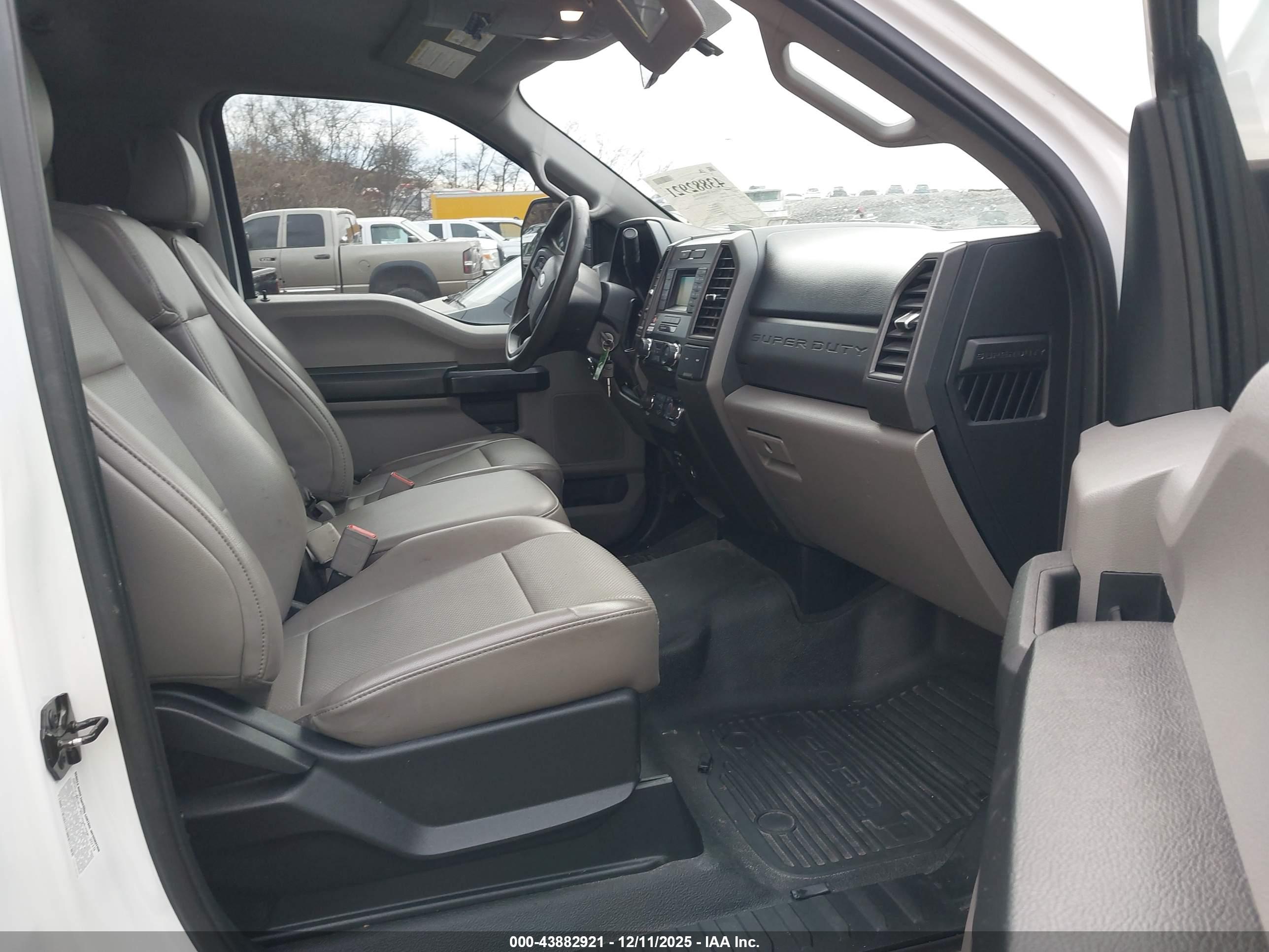 FORD F-550 image 8