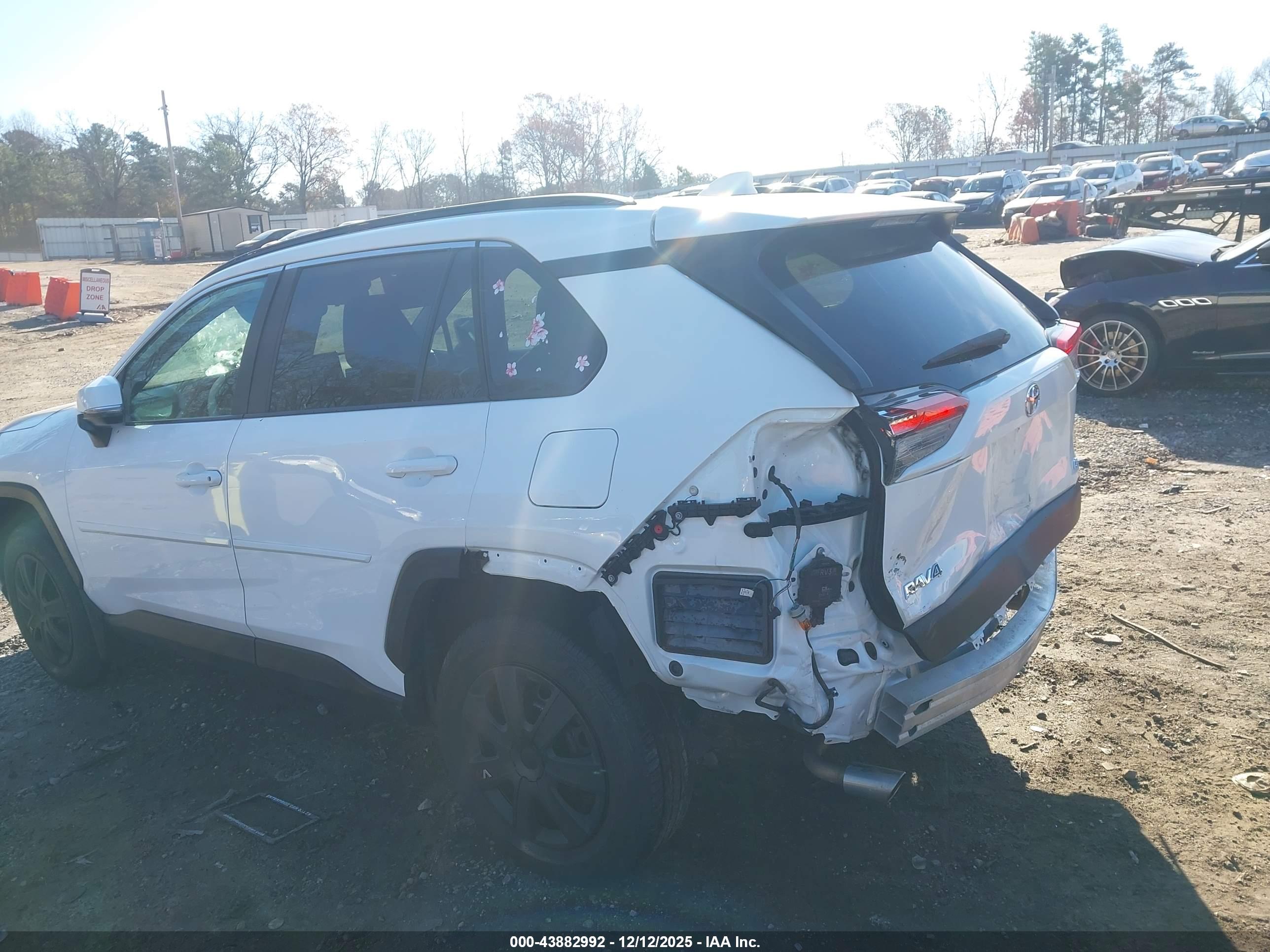 TOYOTA RAV4 image 3