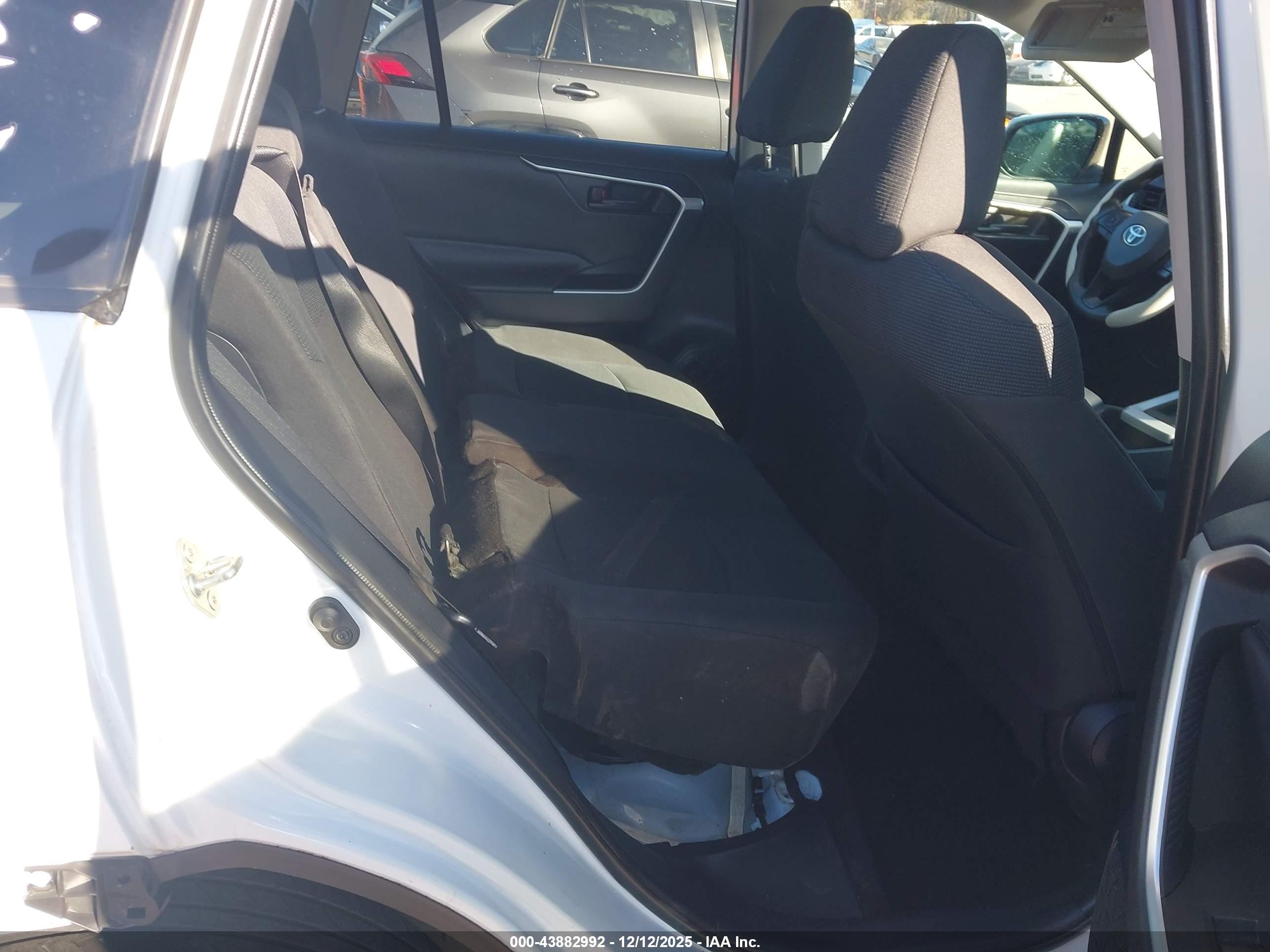 TOYOTA RAV4 image 8
