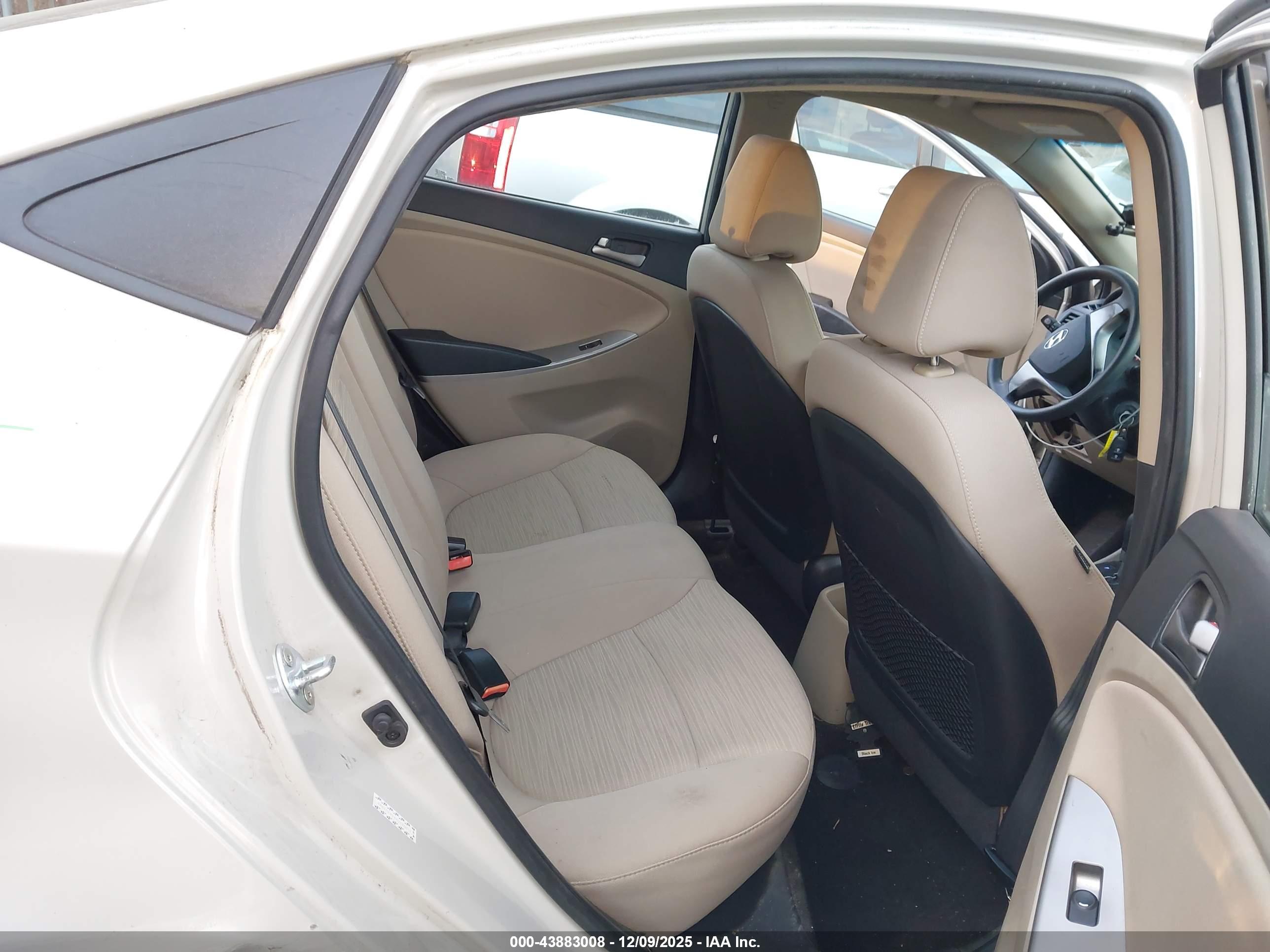 HYUNDAI ACCENT image 8