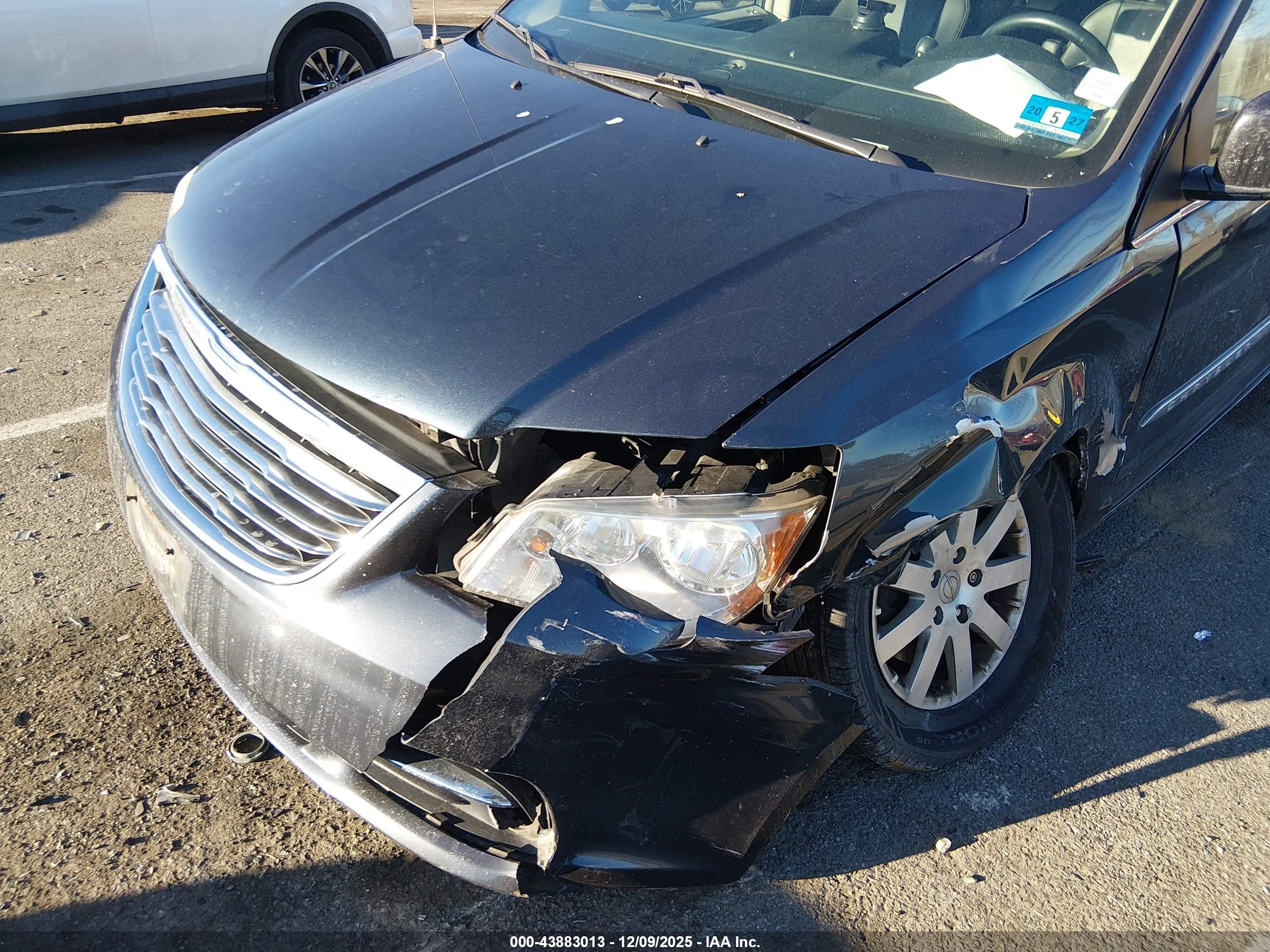 CHRYSLER TOWN image 6