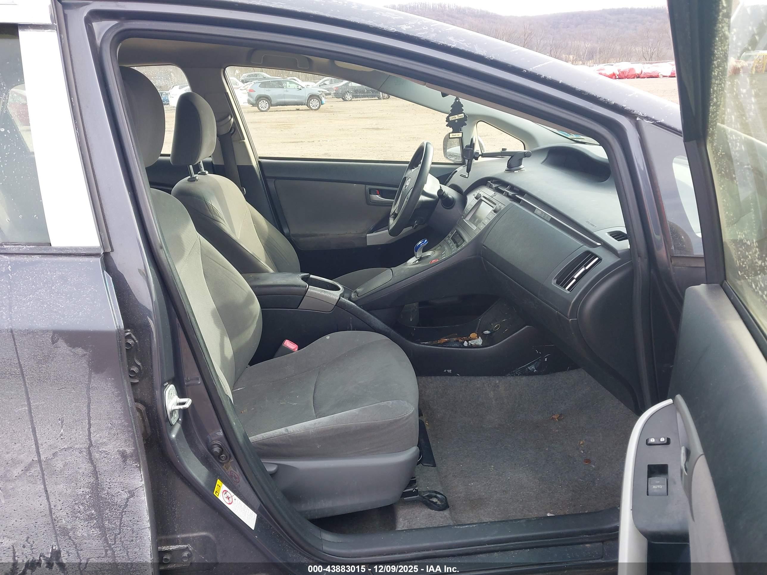 TOYOTA PRIUS image 5