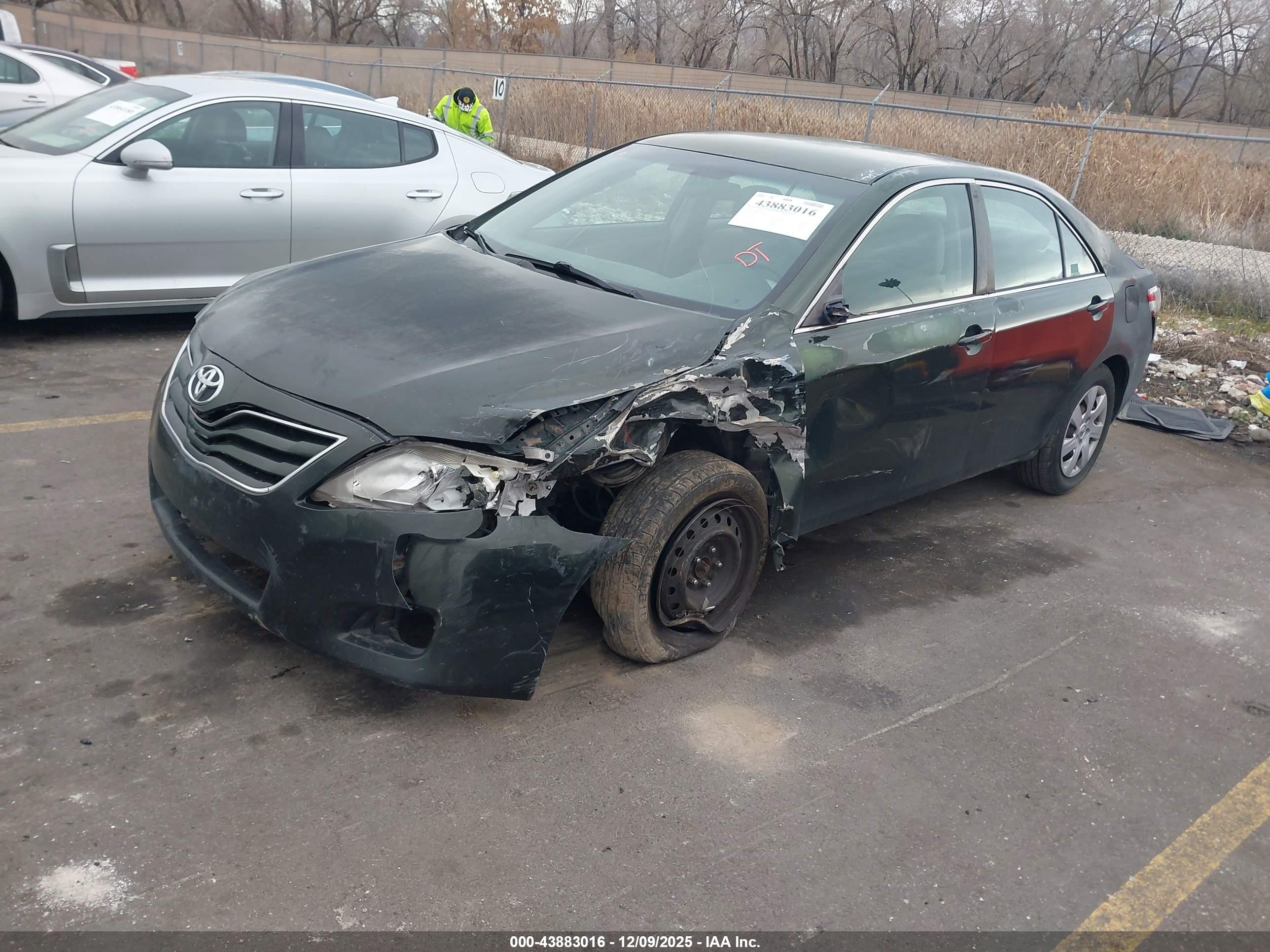 TOYOTA CAMRY image 2
