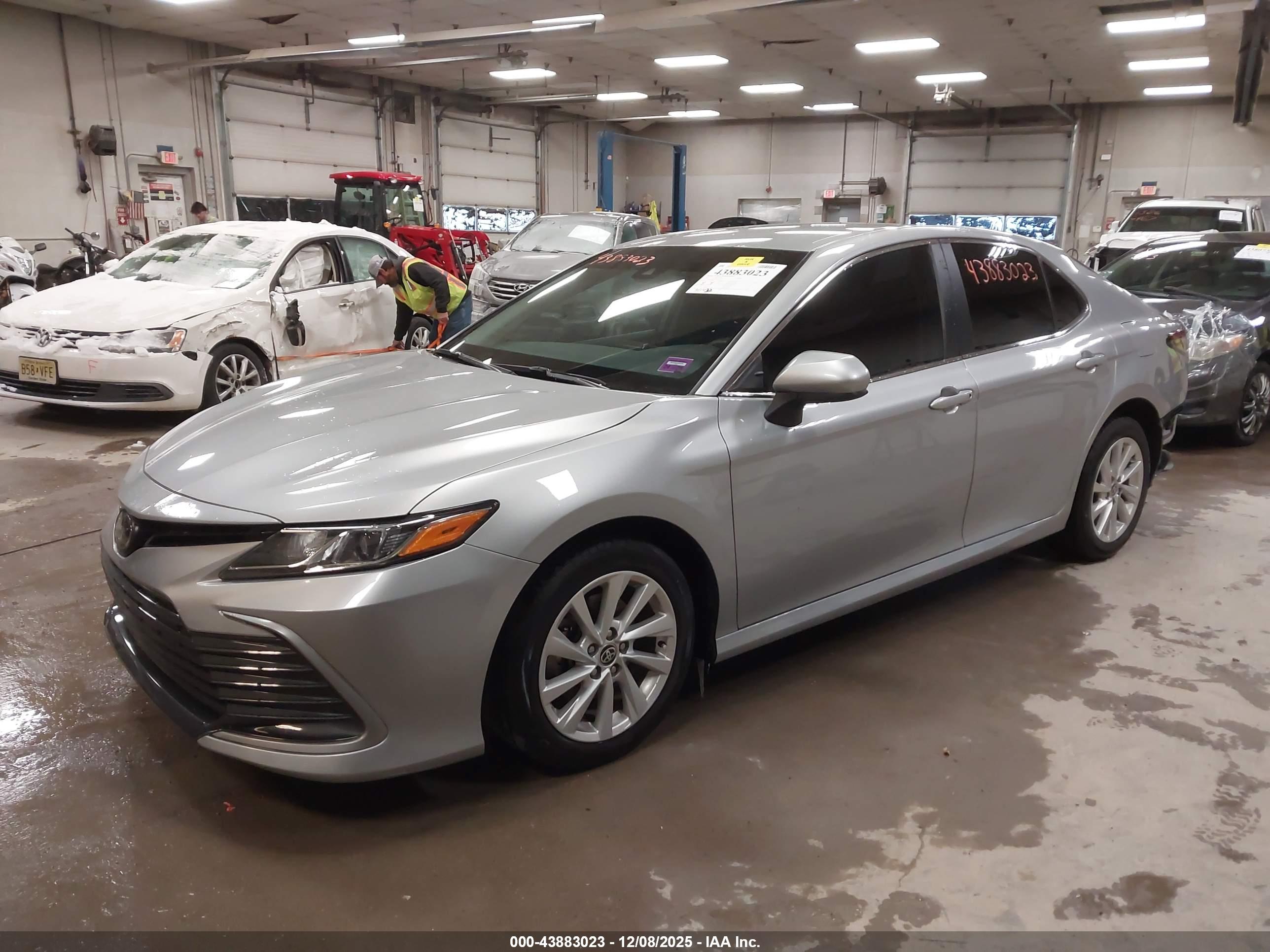 TOYOTA CAMRY image 2