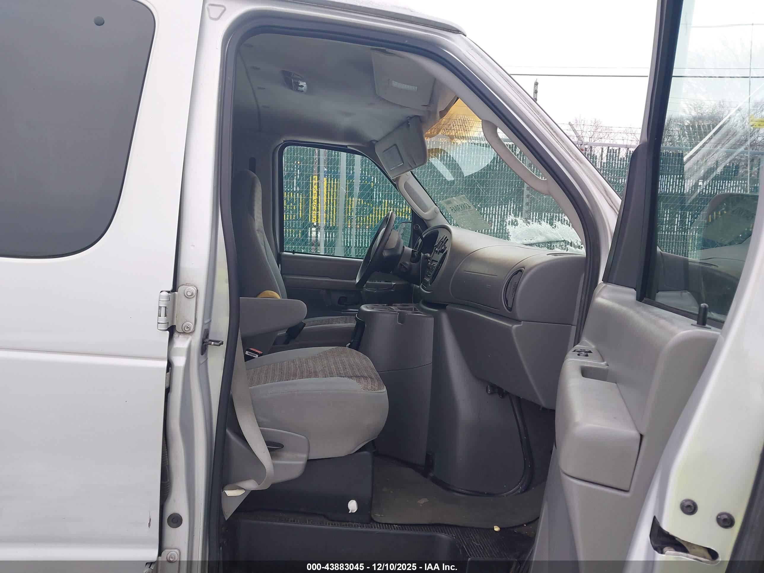 FORD E-350 image 5