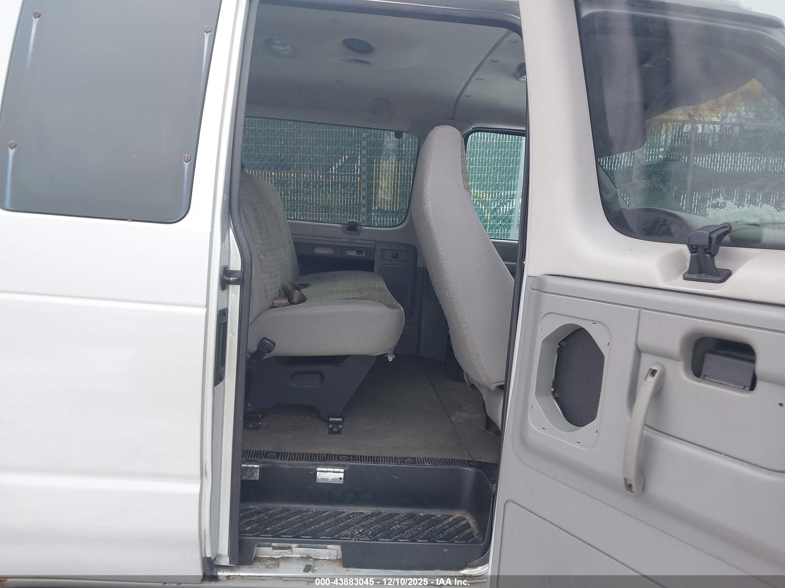 FORD E-350 image 8