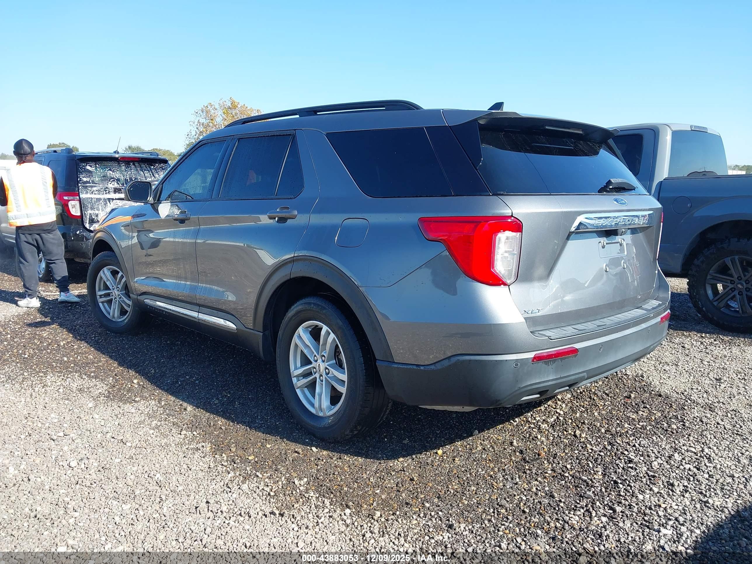 FORD EXPLORER image 3