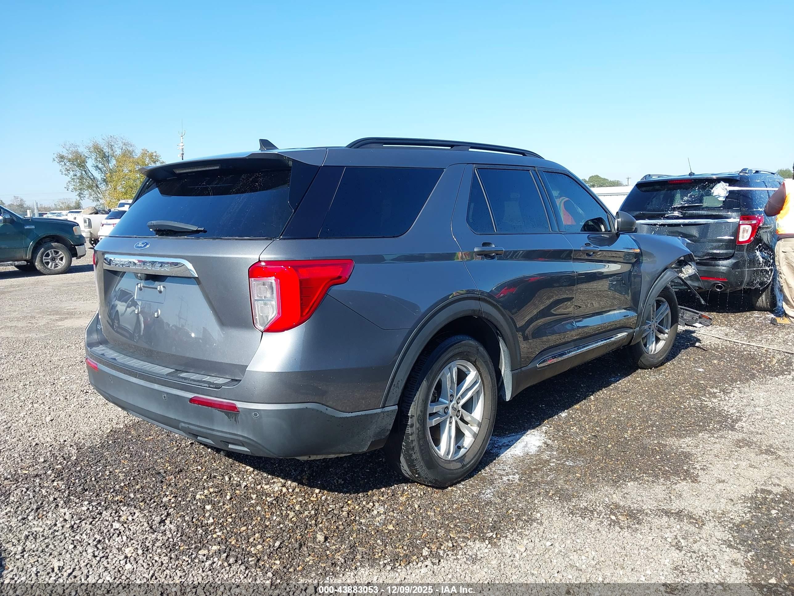 FORD EXPLORER image 4