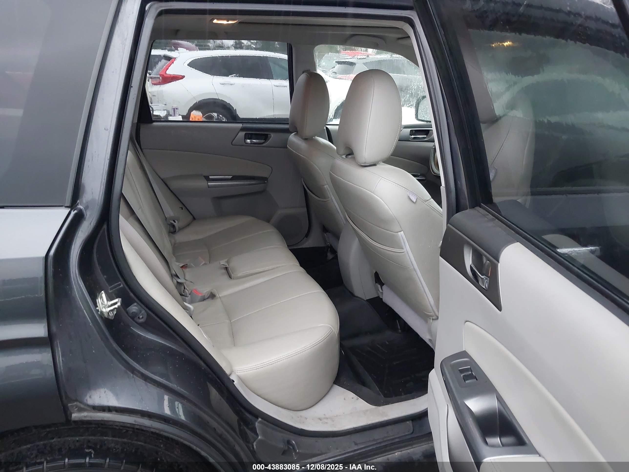 SUBARU FORESTER image 8