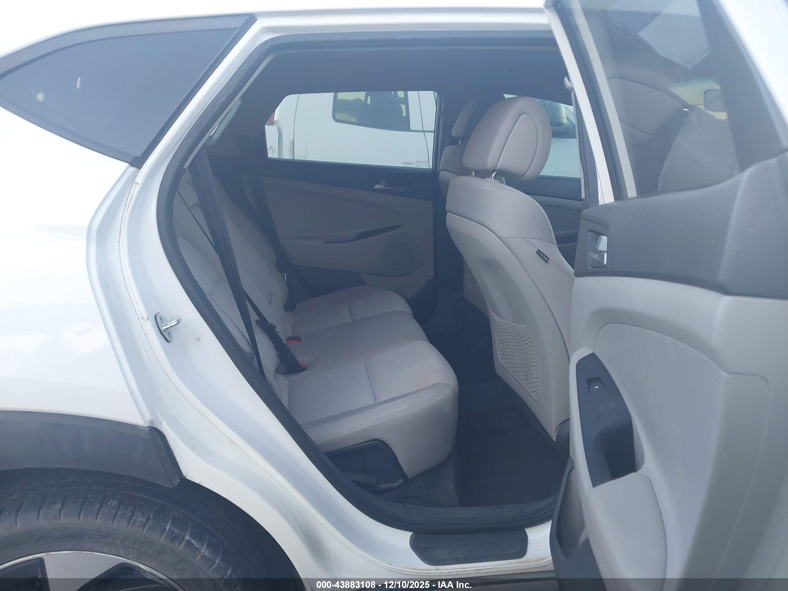 HYUNDAI TUCSON image 8