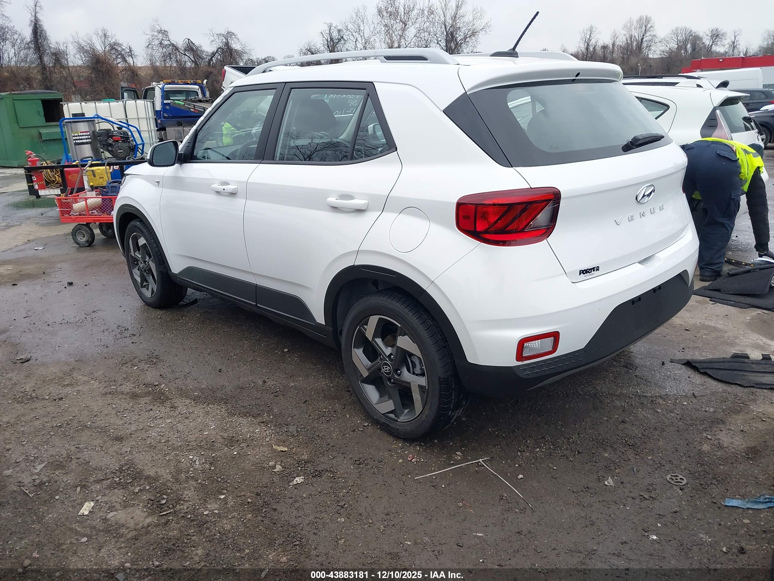 HYUNDAI VENUE image 3