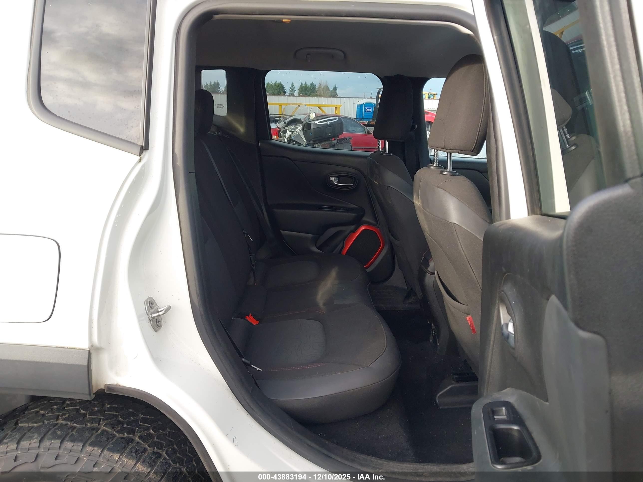 JEEP RENEGADE image 8