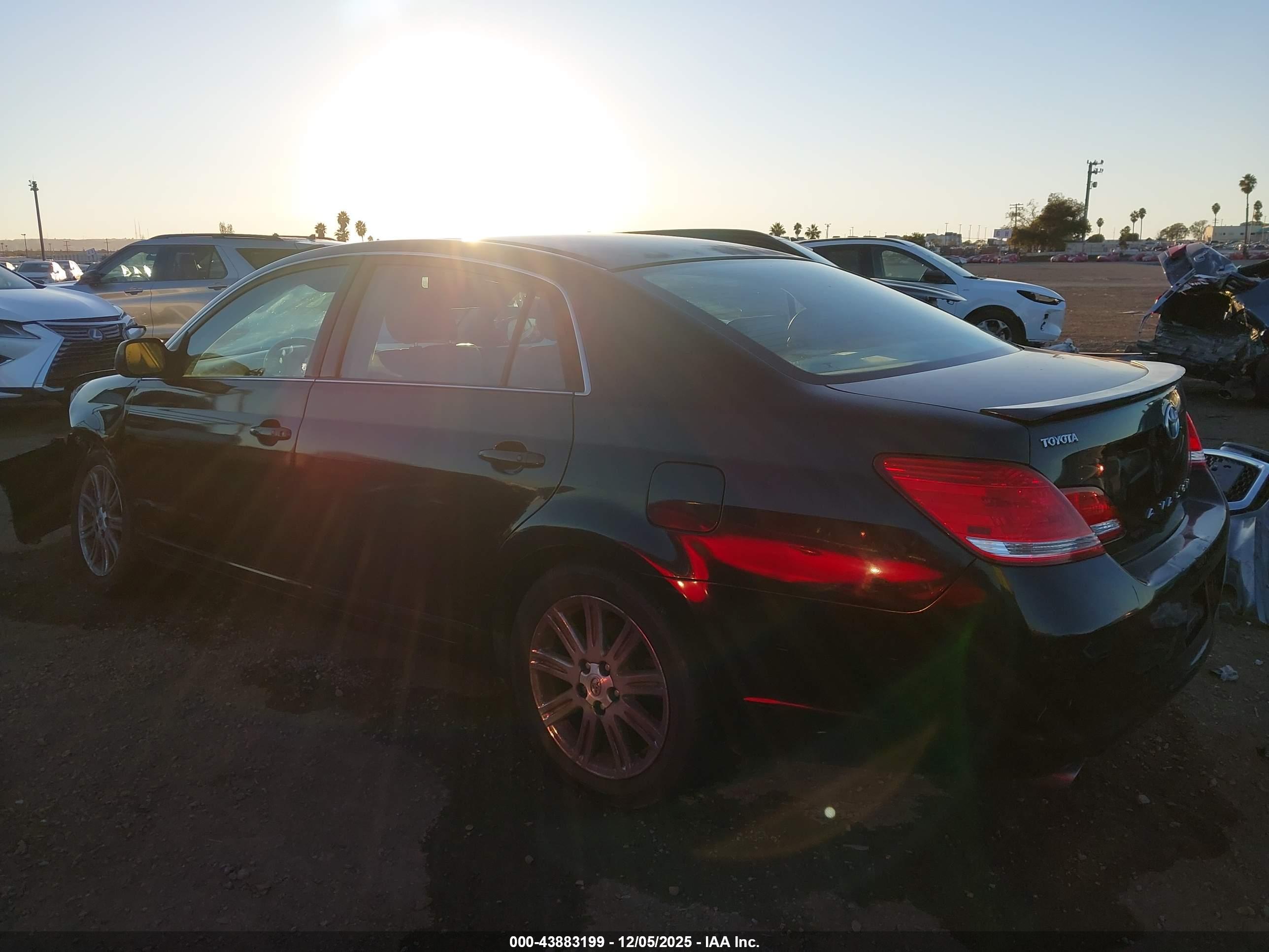 TOYOTA AVALON image 3