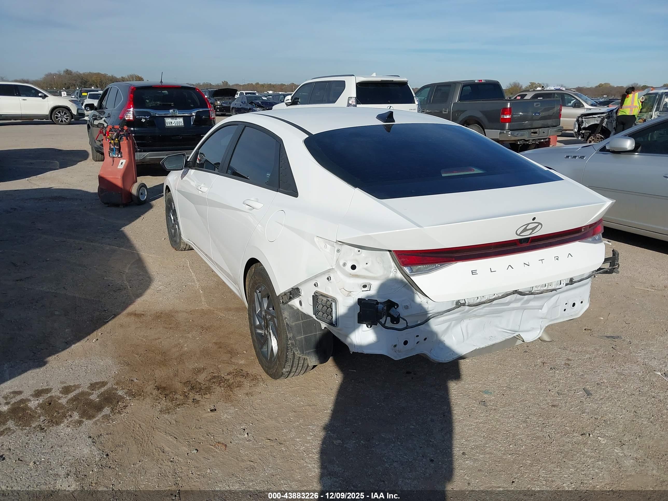 HYUNDAI ELANTRA image 3