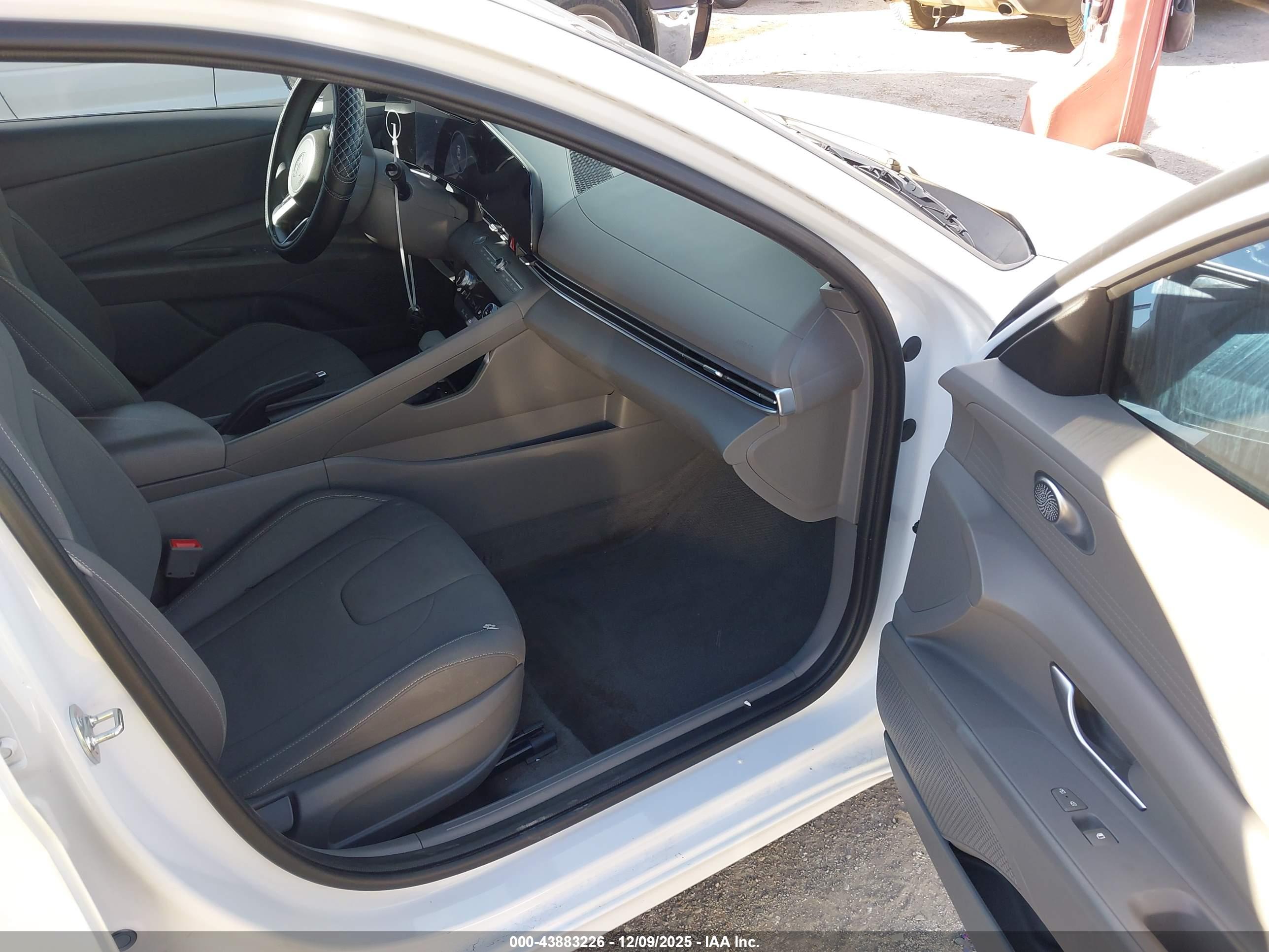 HYUNDAI ELANTRA image 5