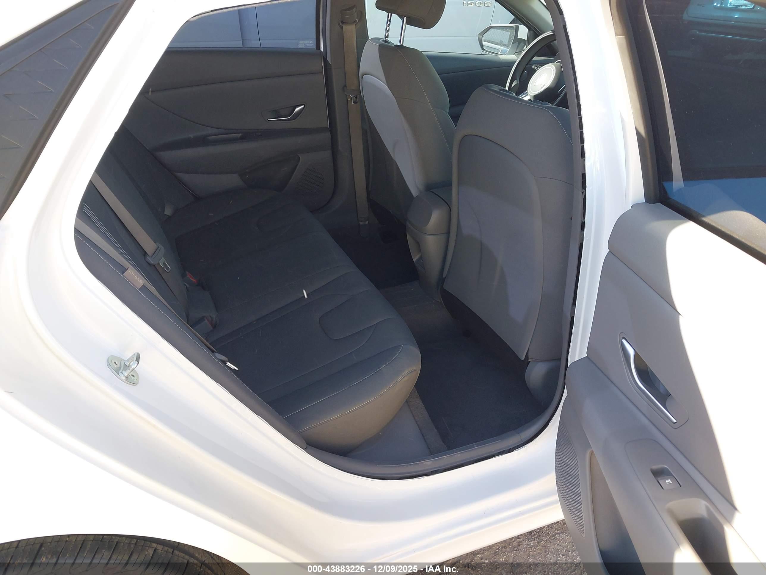 HYUNDAI ELANTRA image 8