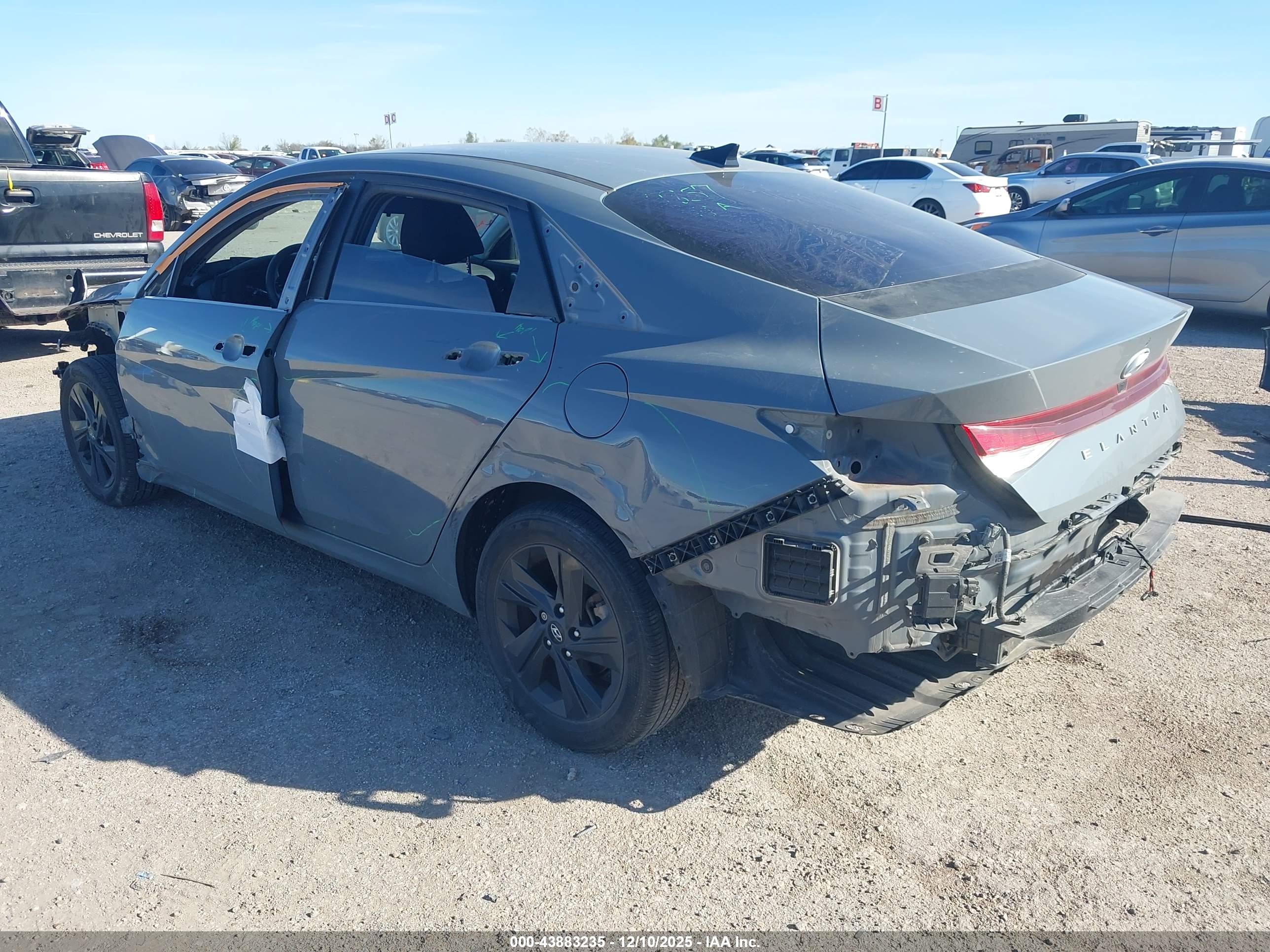 HYUNDAI ELANTRA image 3