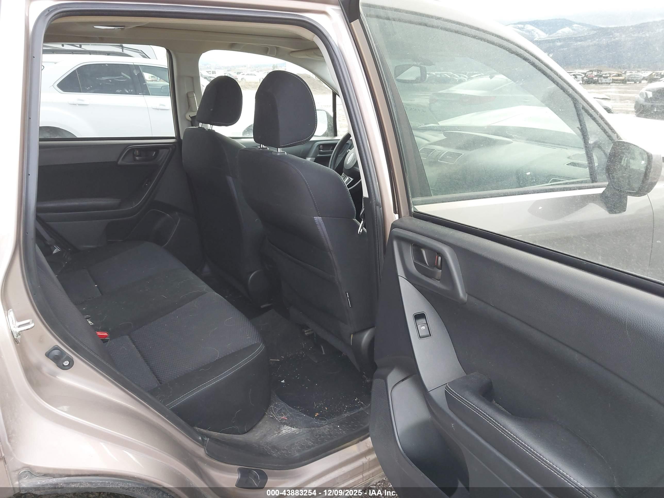 SUBARU FORESTER image 8
