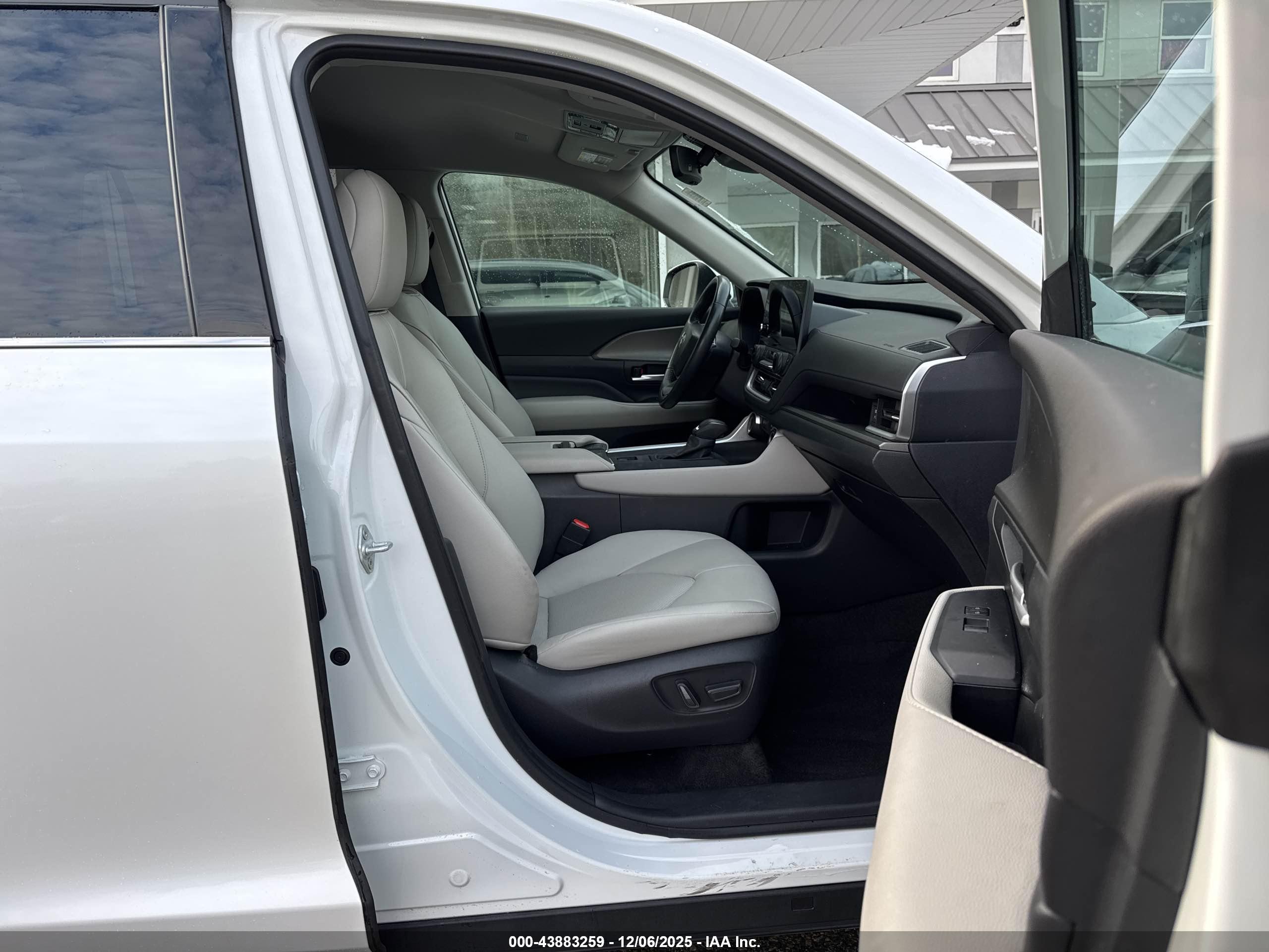 TOYOTA GRAND image 5