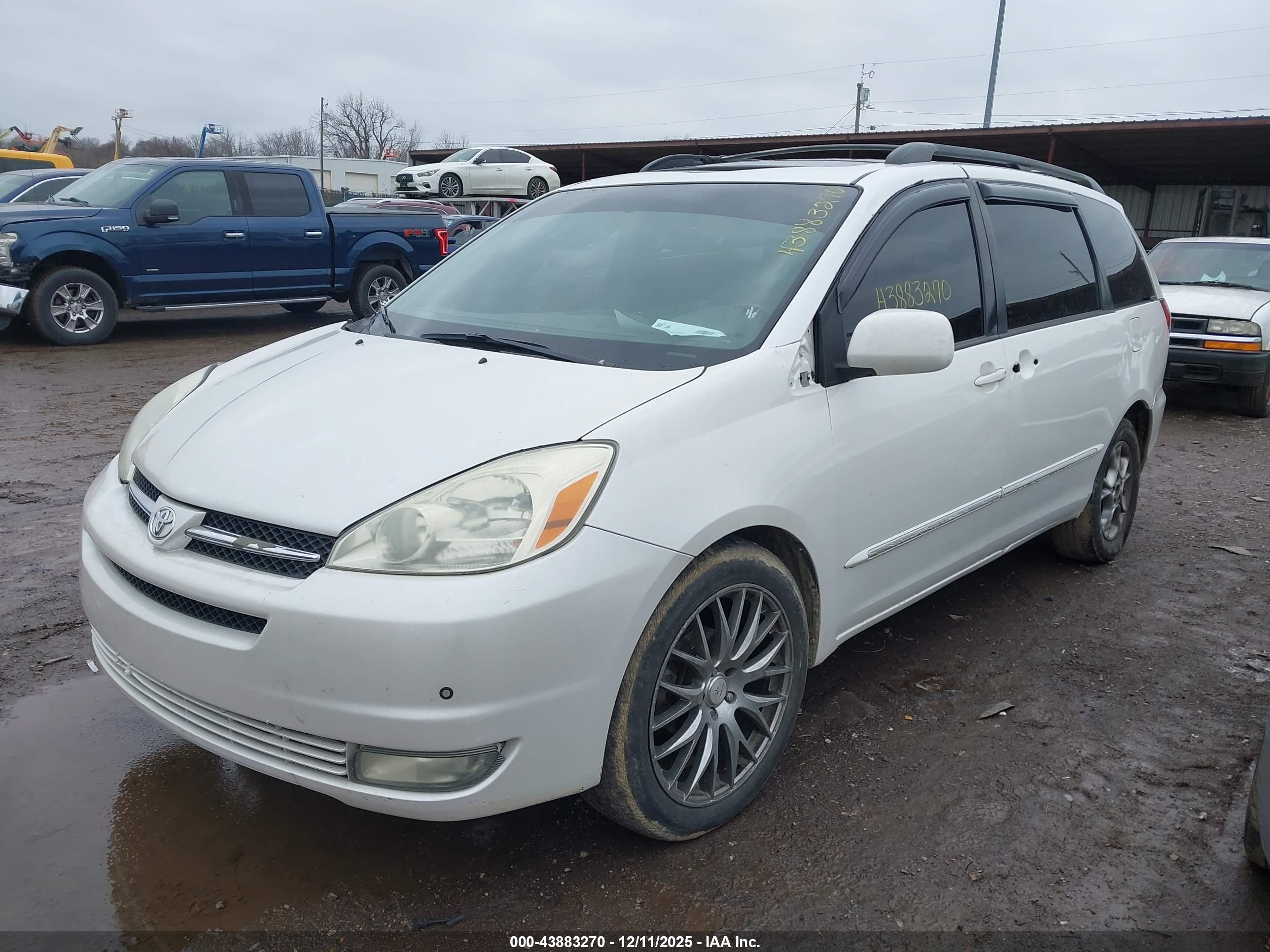 TOYOTA SIENNA image 2