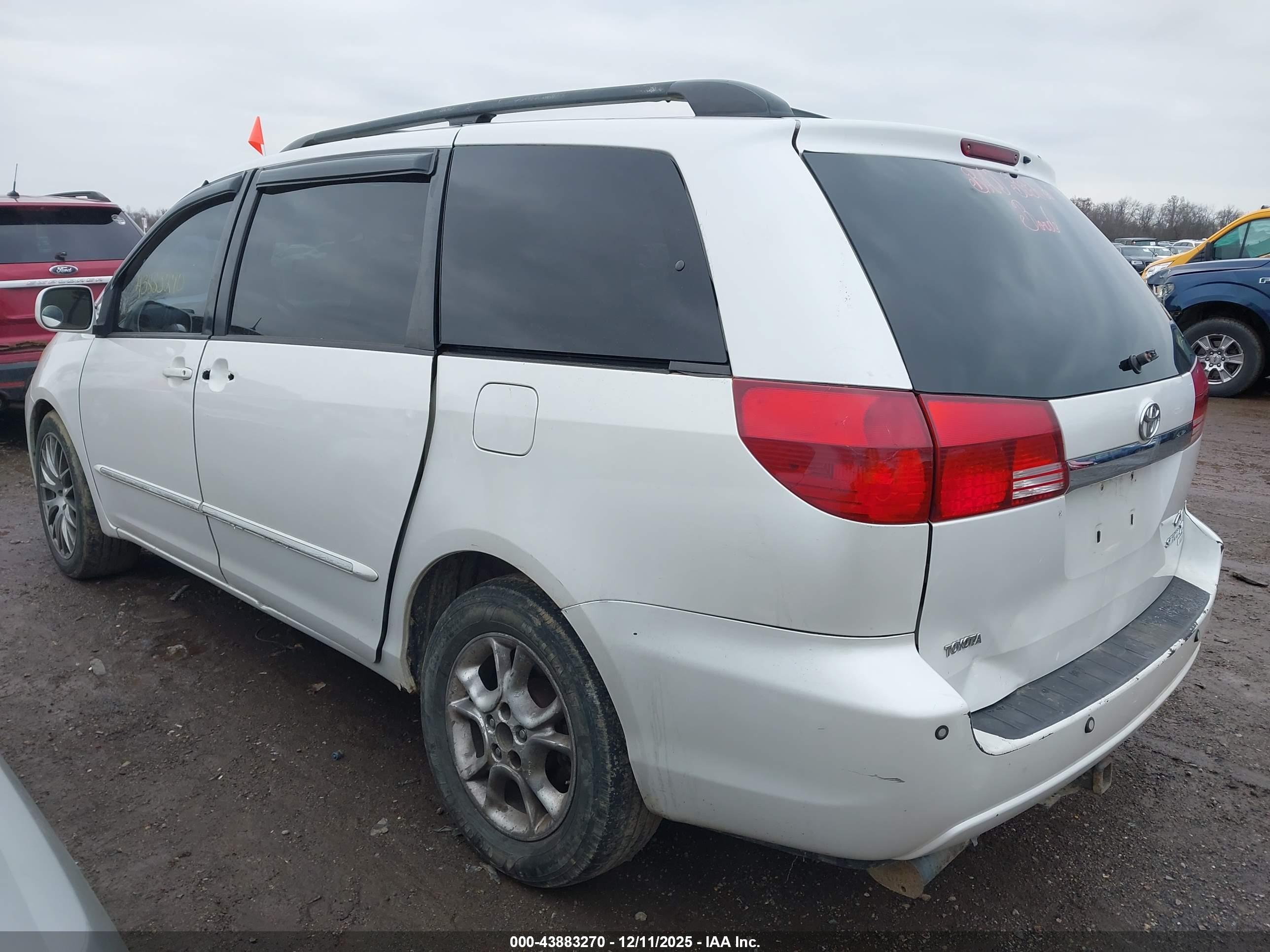 TOYOTA SIENNA image 3