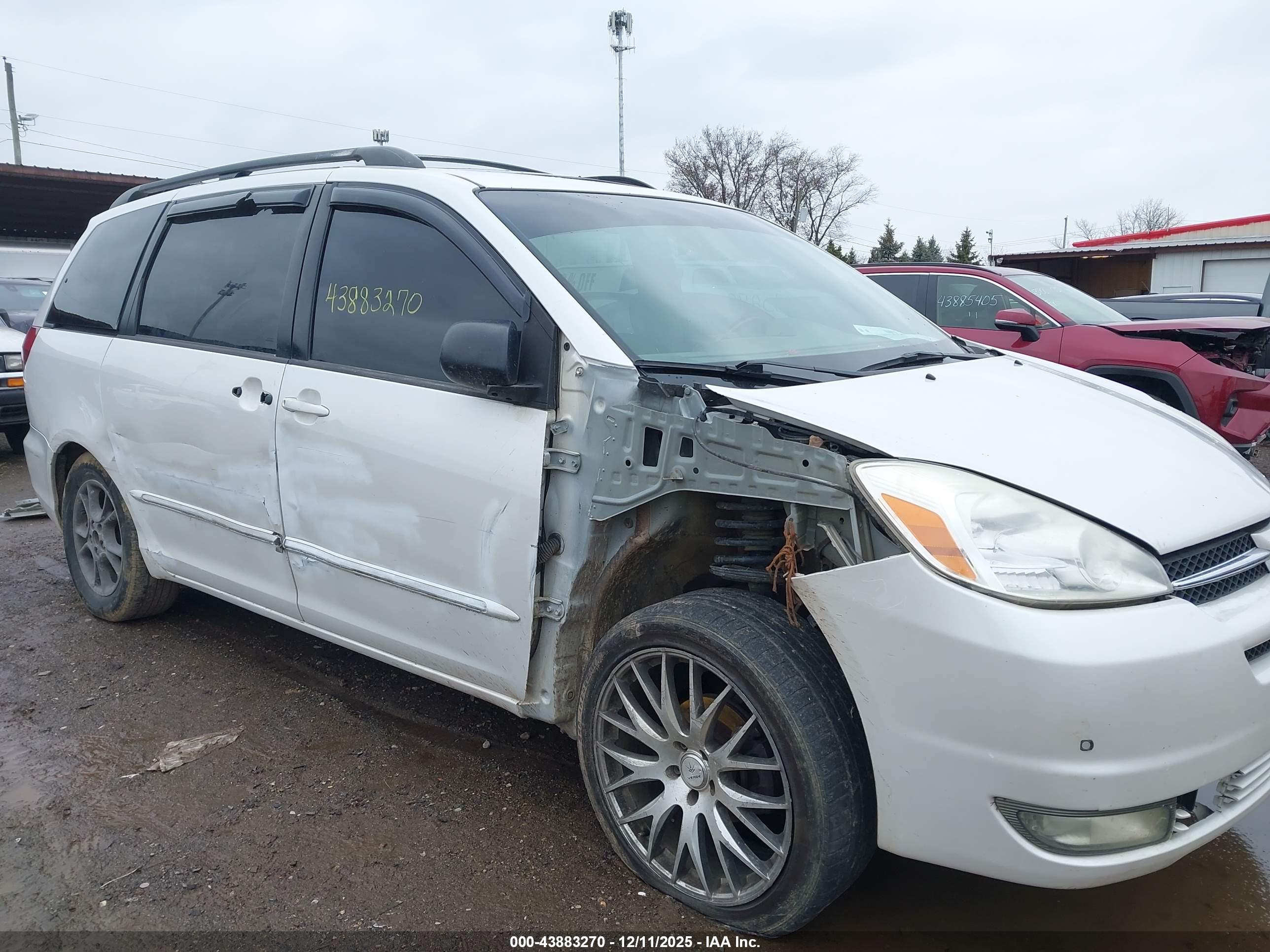 TOYOTA SIENNA image 6