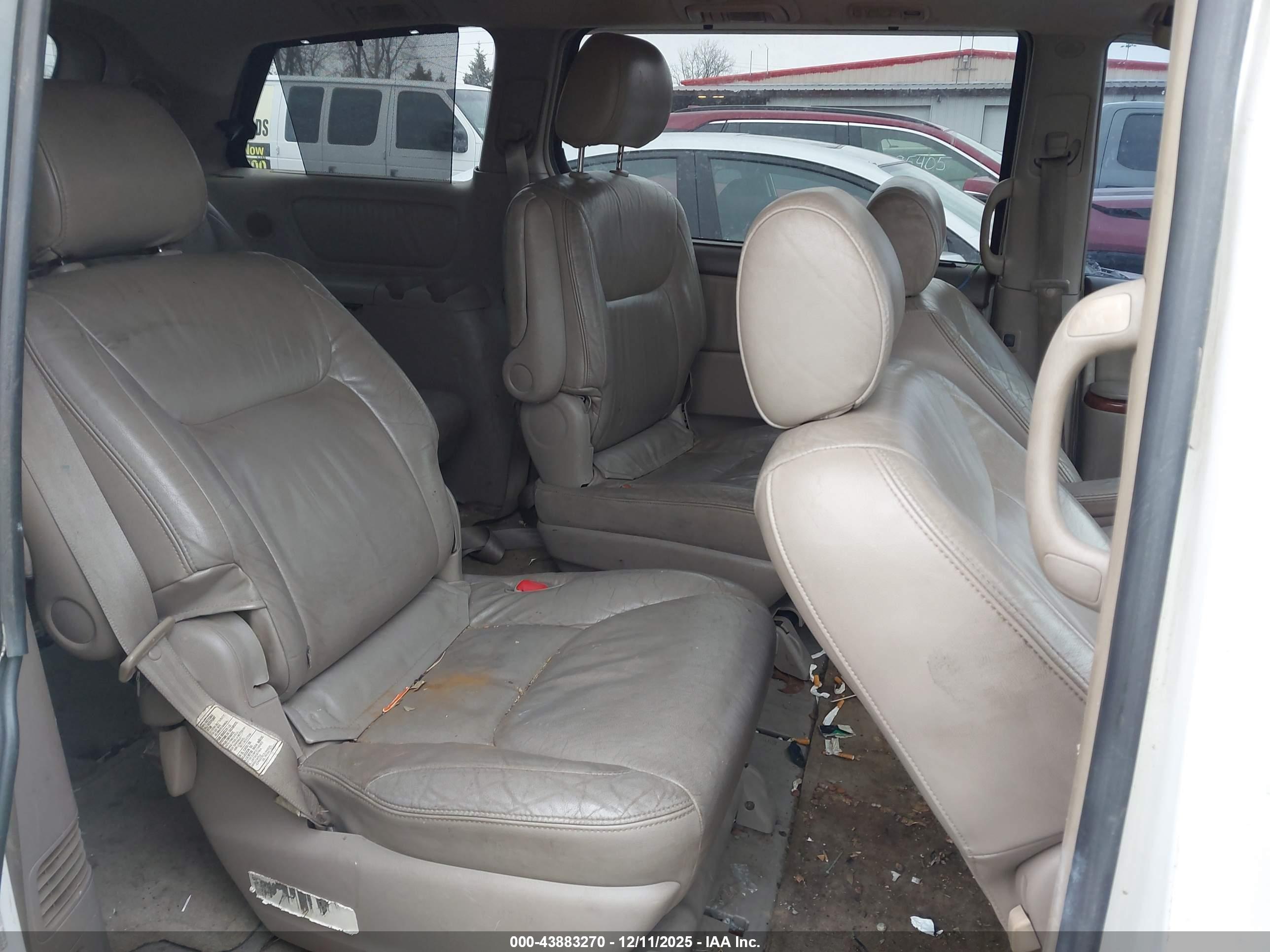 TOYOTA SIENNA image 8