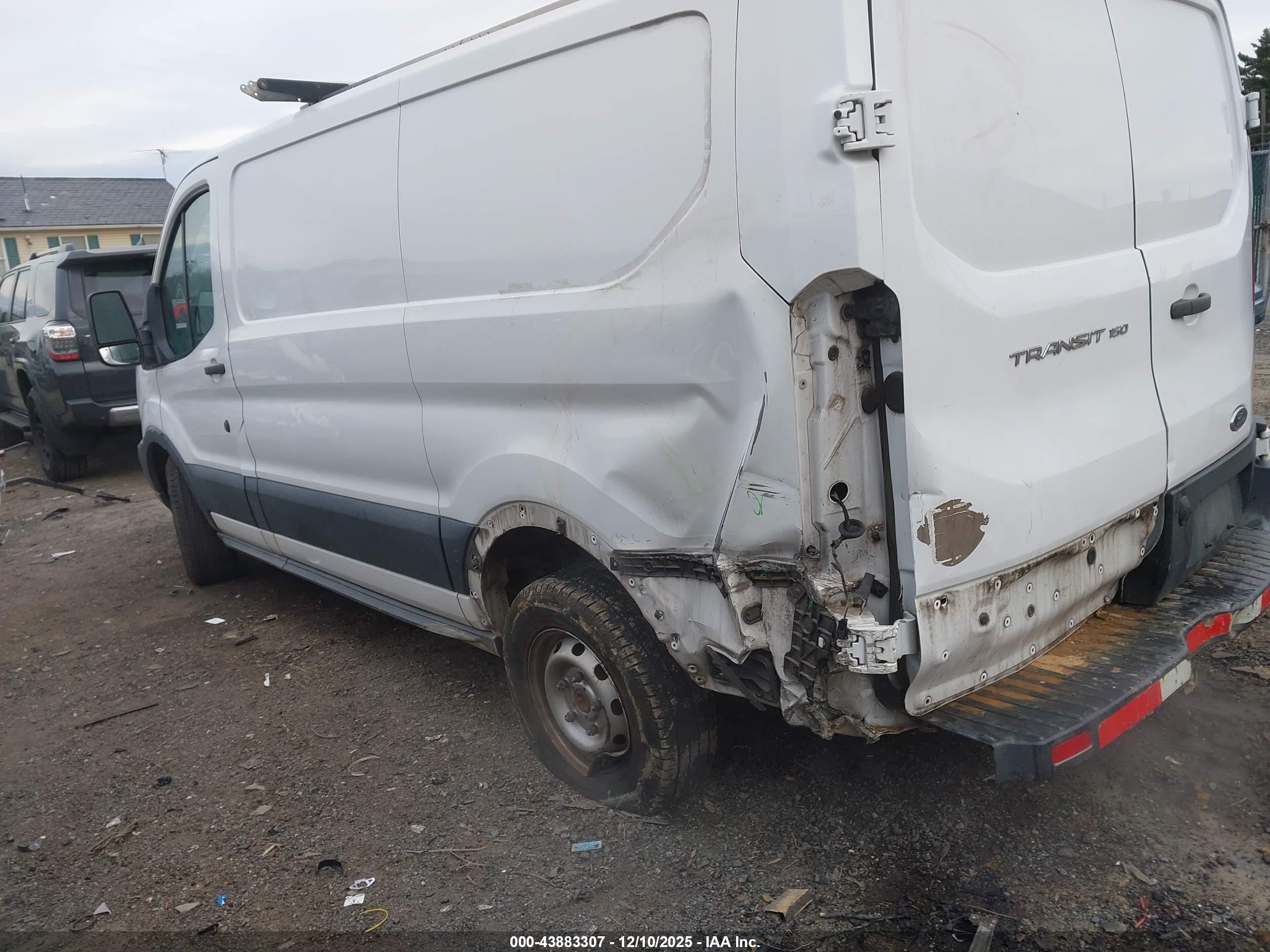 FORD TRANSIT-150 image 3