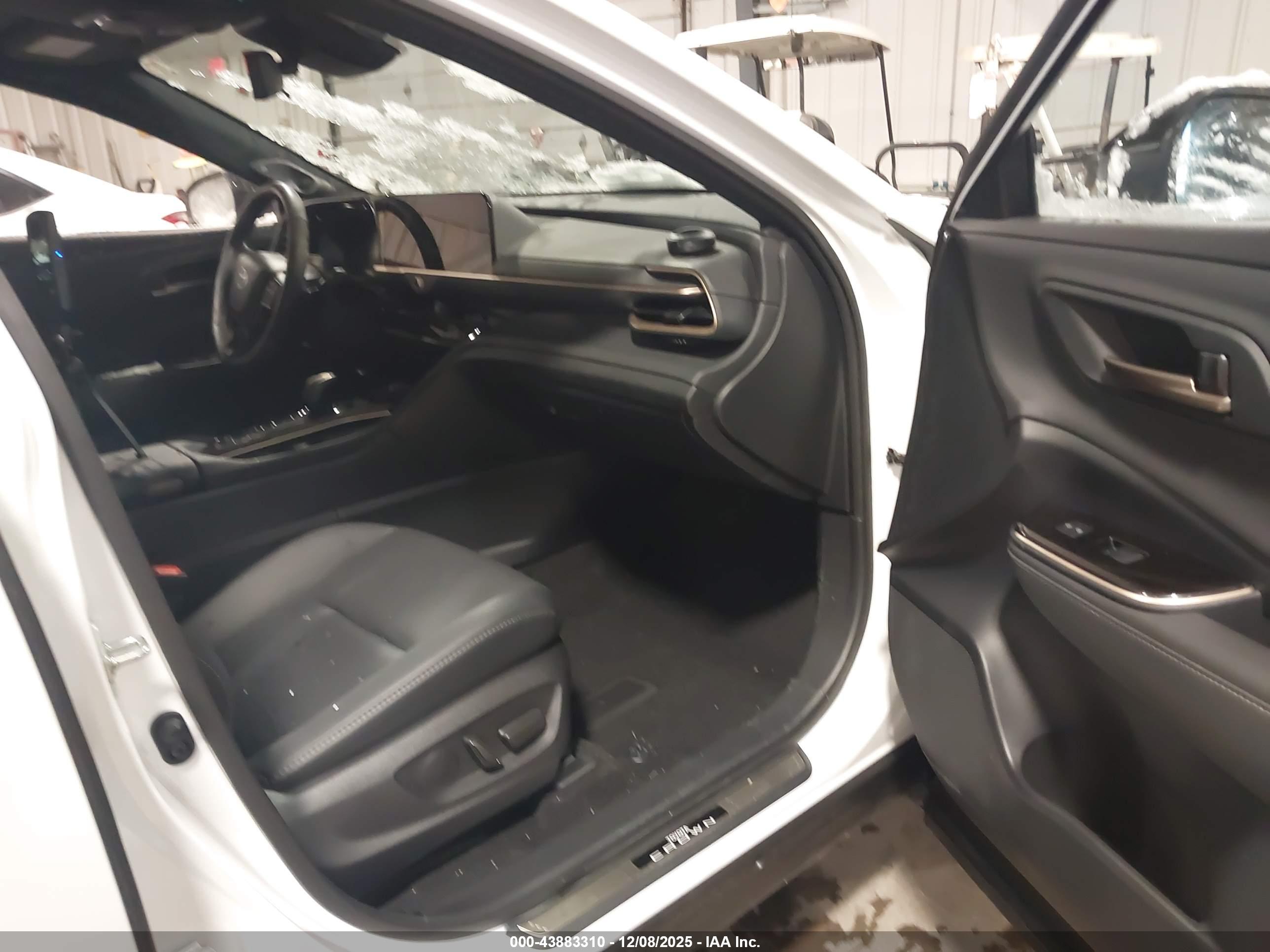 TOYOTA CROWN image 5
