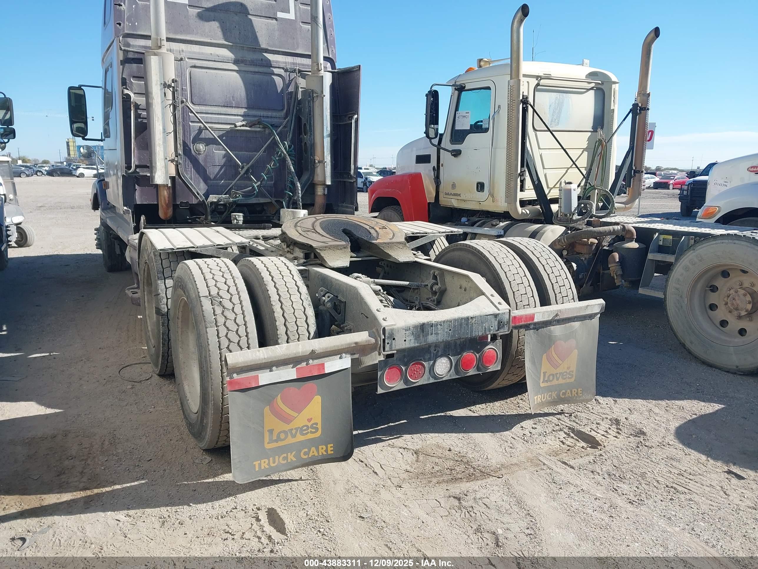VOLVO VN image 3